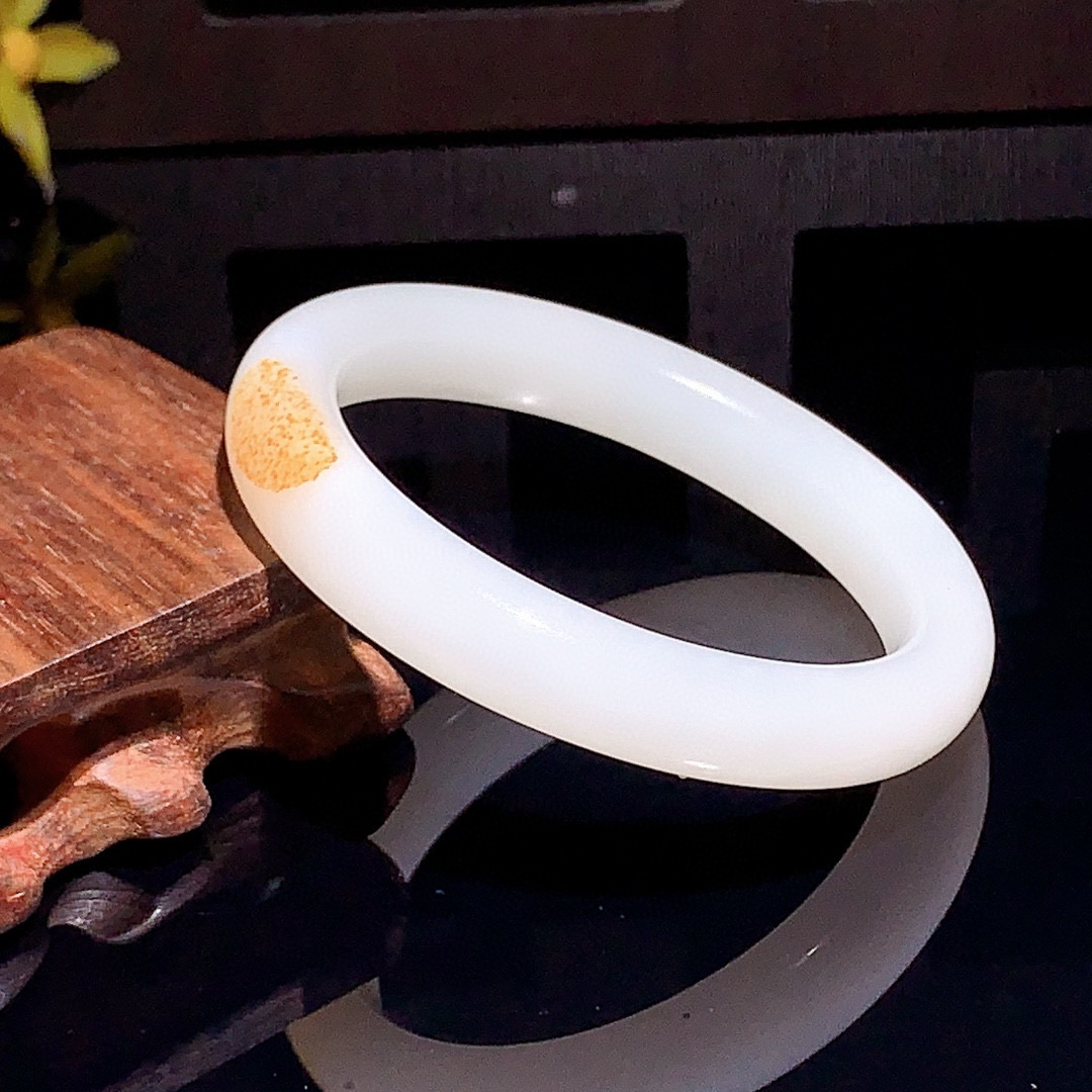 和田玉55圈羊脂白手镯！撒金皮，玉质细腻油润 底色纯净 无裂无黑 脂粉好，品质高。