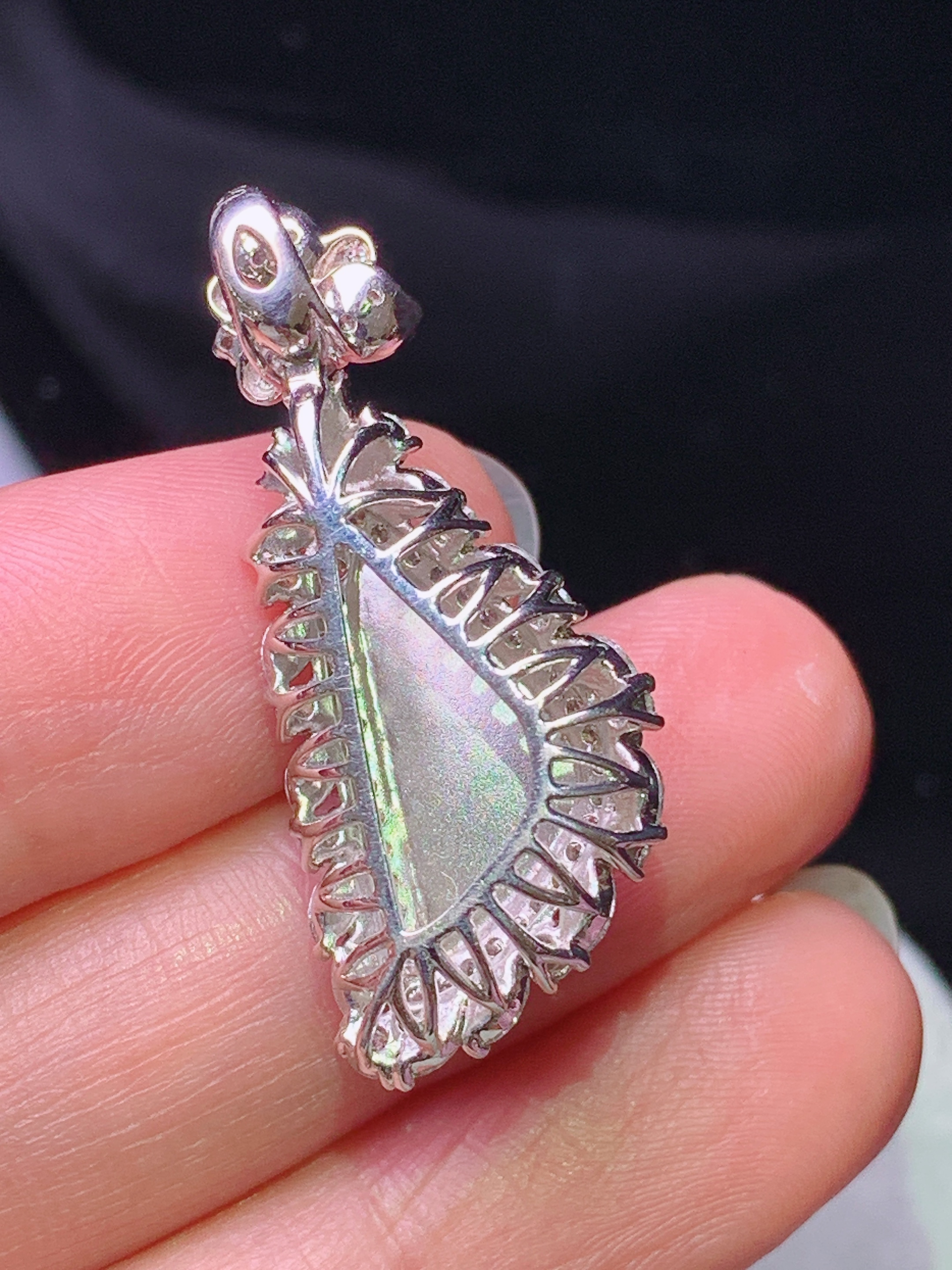 18k金钻镶嵌冰阳绿随形吊坠 玉质细腻 色泽艳丽清新 水润亮眼 整体尺寸32.5*14*9.5s1