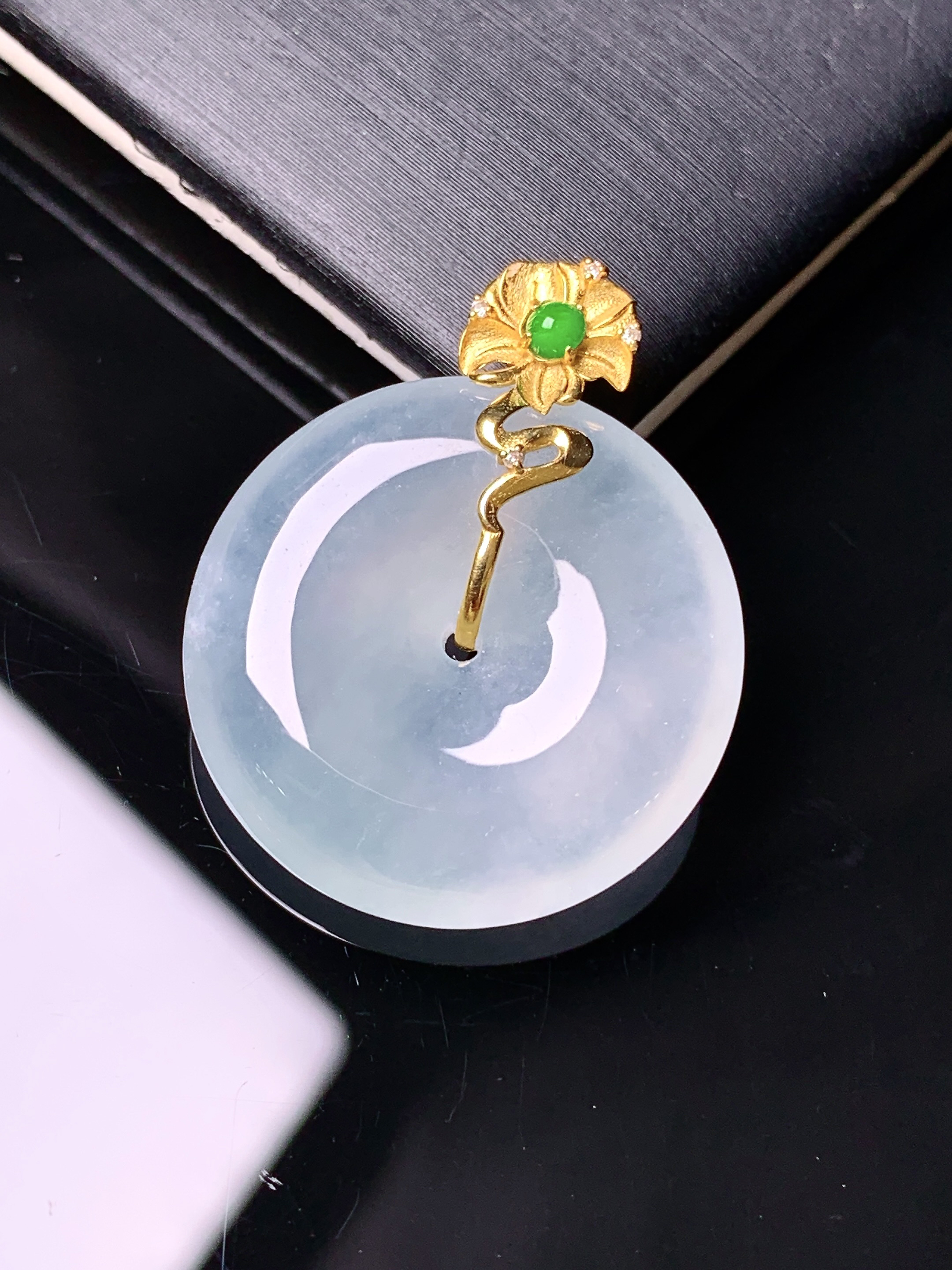 18k金镶嵌冰种平安扣吊坠 玉质细腻 色泽艳丽清新 水润亮眼 整体尺寸27.8*22.5*5.5e1