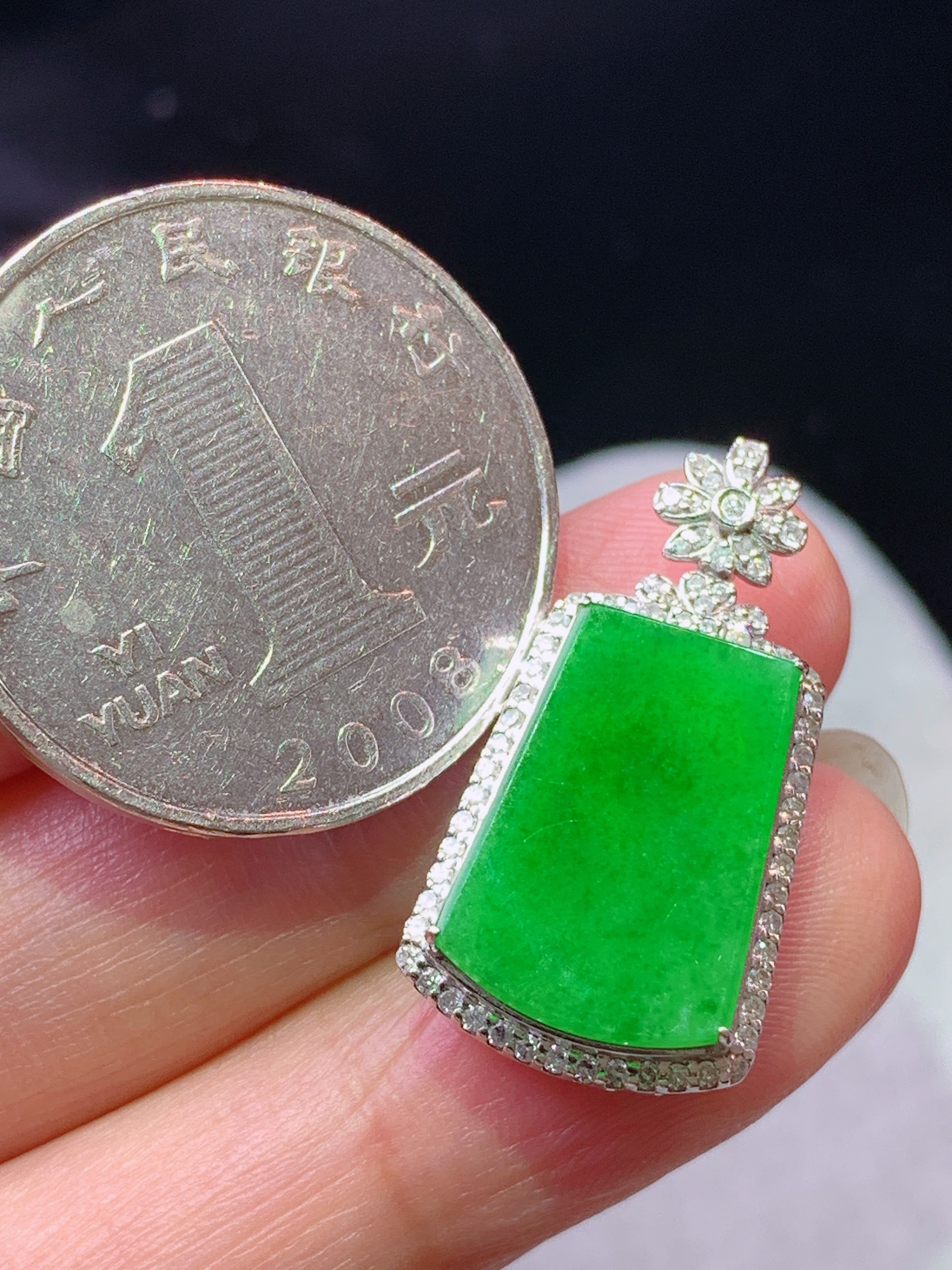 18k金钻镶嵌满绿无事牌吊坠 玉质细腻 色泽艳丽清新 水润亮眼 整体尺寸25.7*13.5*7.6g2