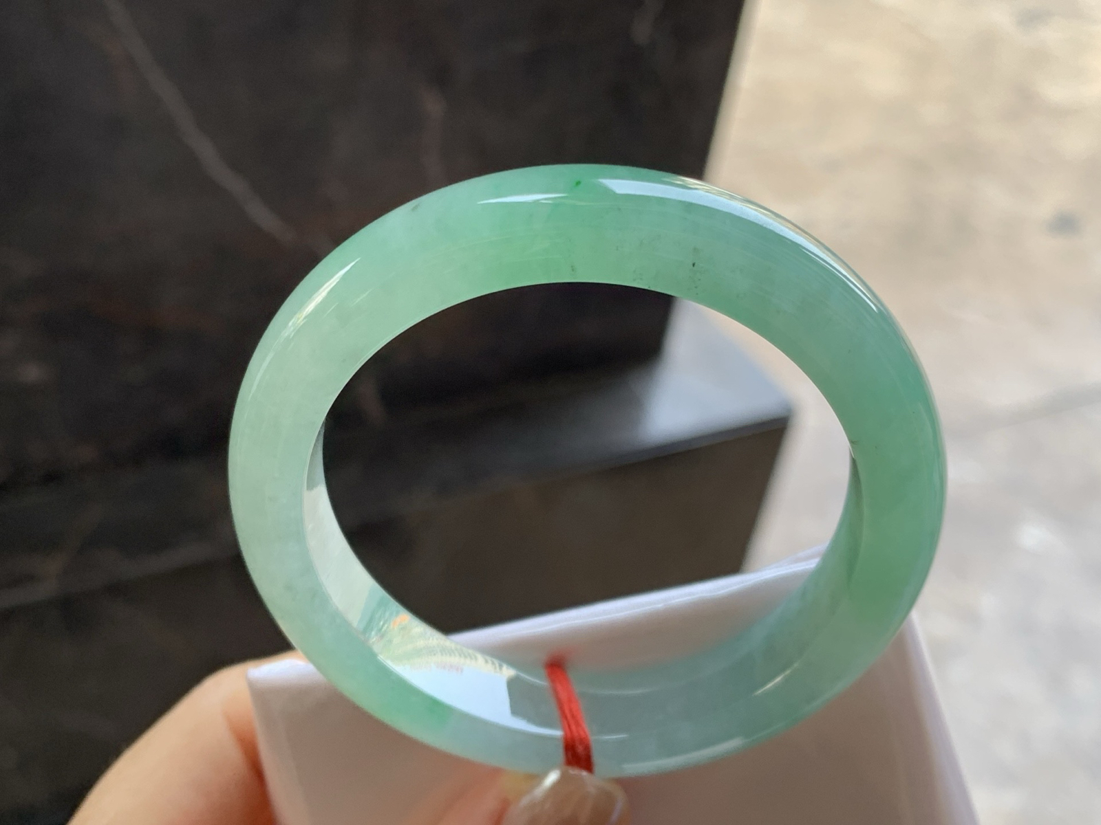 54-11.7-8.6

糯冰种带色手镯^_^有种有色～上手漂亮