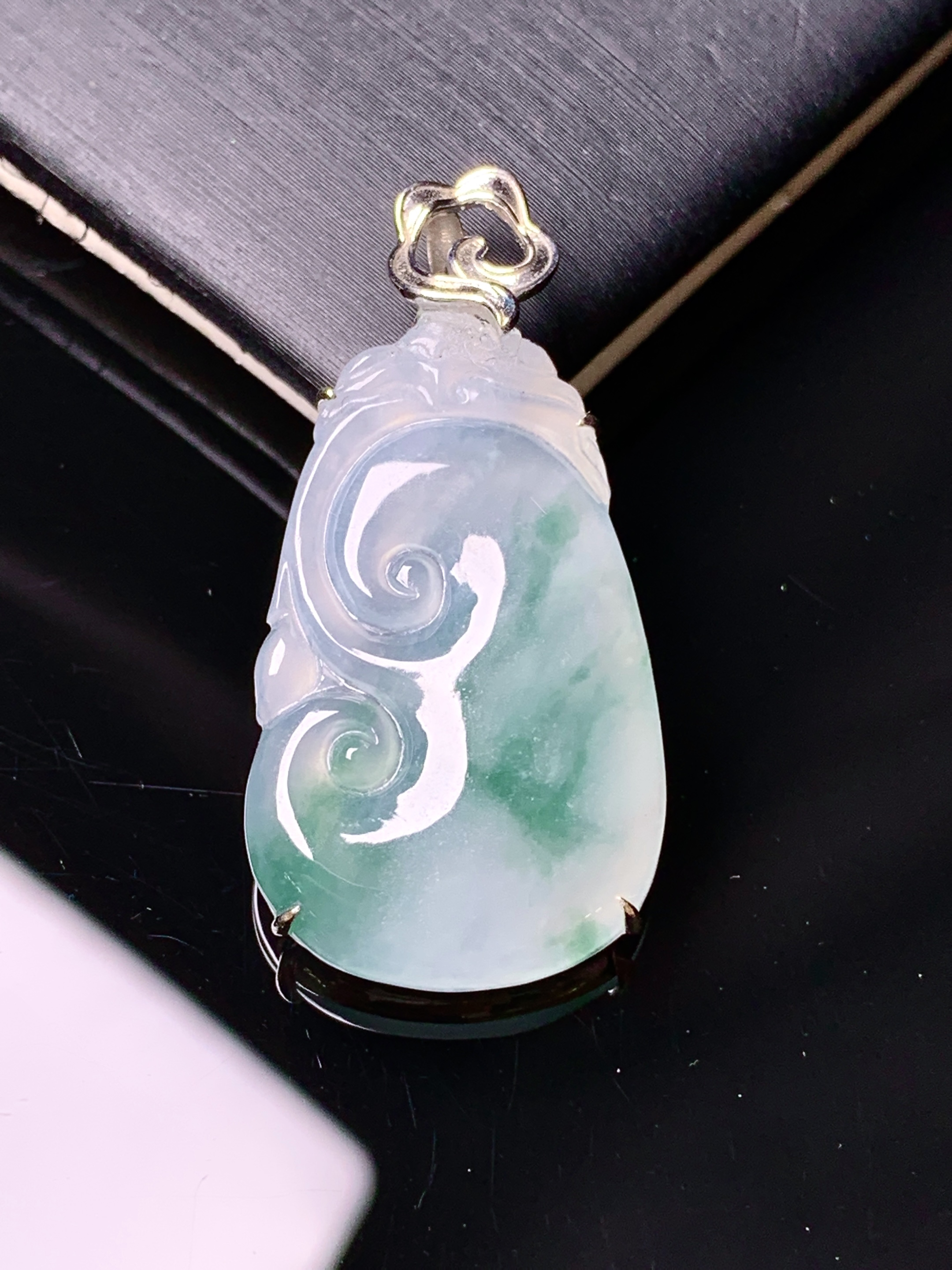 18k金镶嵌冰种飘绿如意吊坠 玉质细腻 色泽艳丽清新 水润亮眼 整体尺寸34*16.7*4.2h3