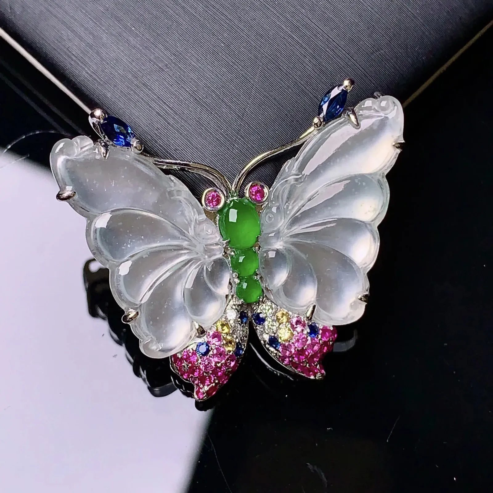 18k金钻镶嵌冰种蝴蝶吊坠 玉质细腻 色泽艳丽清新 水润亮眼 整体尺寸25.8*31.3*6.8p1