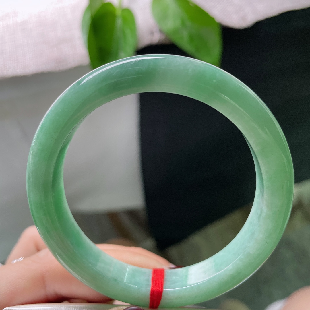 55.8/11.8/8.5绿底正圈，水润细腻，窄条，青春洋溢，甜美，有棉线，ss50833a