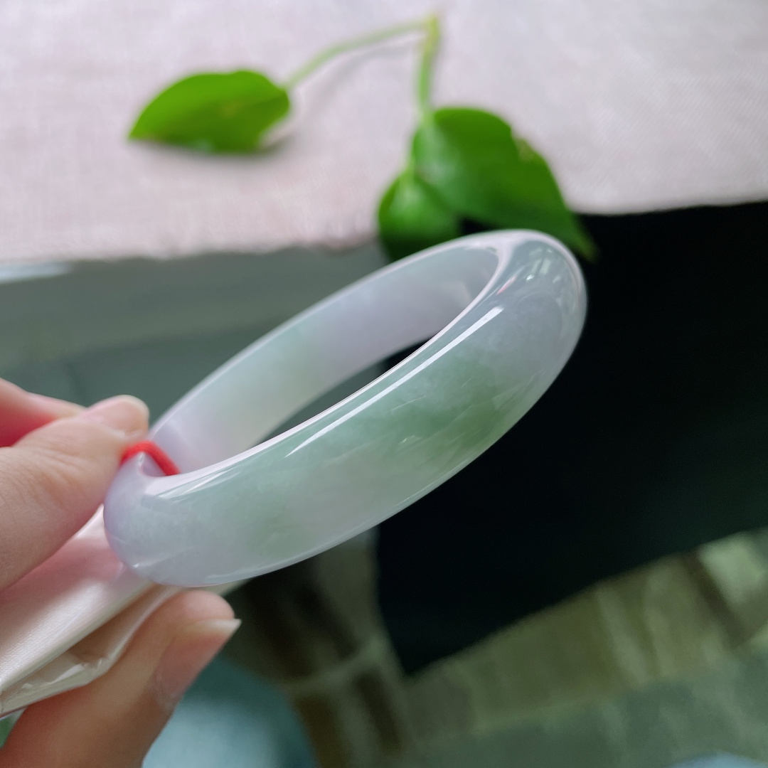 54/12.9/8.2，春带彩正圈，水润，紫为云，绿为芽，一镯藏尽人间春色。一点皮纹不显，ss51947a