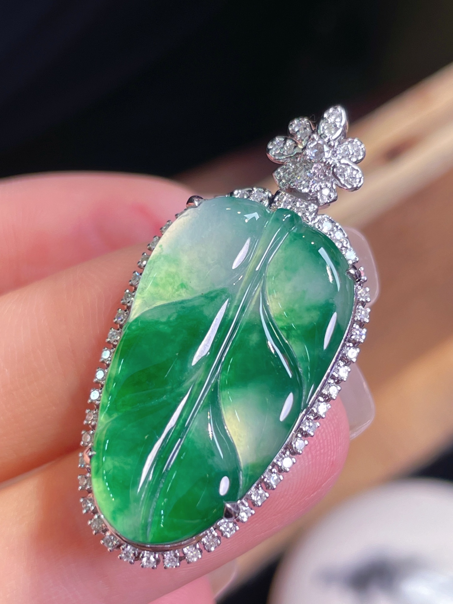 ️超值，翡翠A货 满绿，叶子吊坠，18k金镶嵌，冰润细腻，佩戴效果出众：38.1/18.3/8.9，裸石：26.9/15.8/3.5