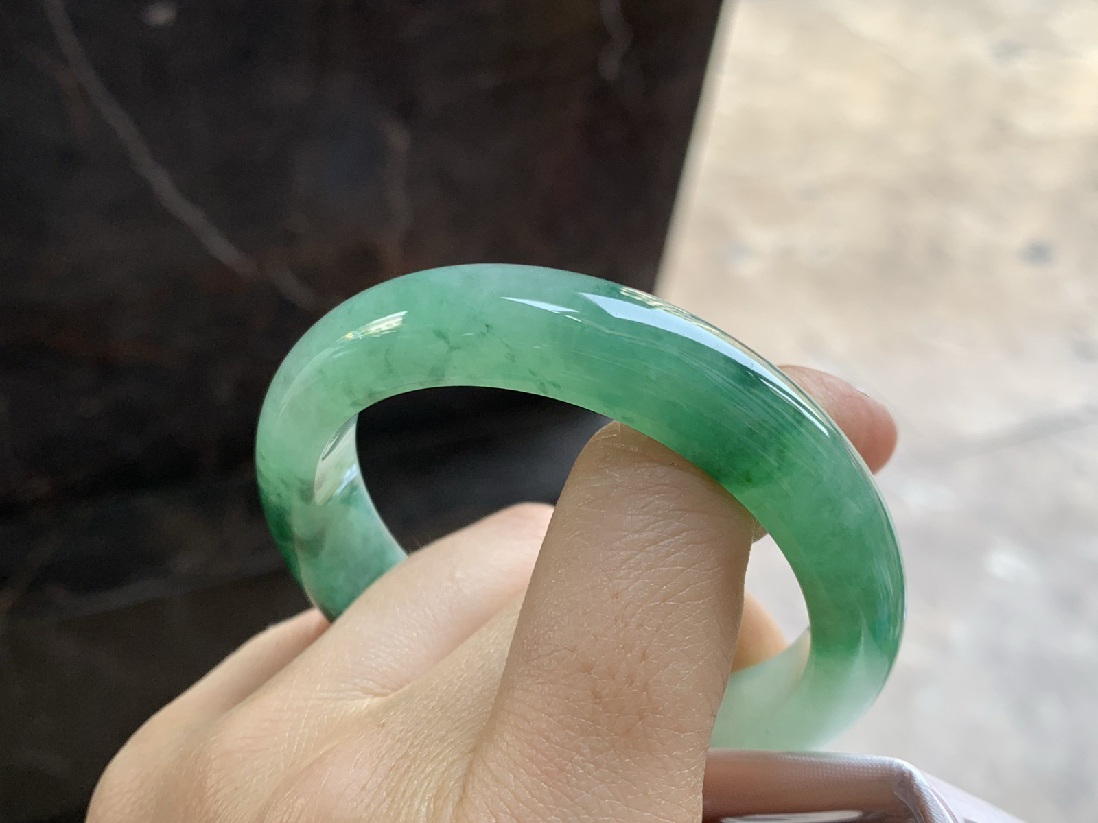 51-11.8-8.3

糯冰种带色手镯^_^有种有色～上手漂亮