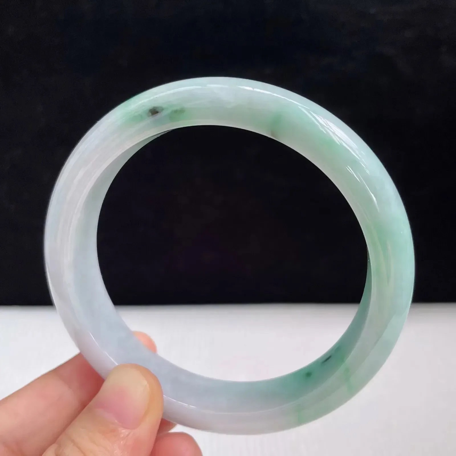 58.7mm自然光拍摄天然翡翠A货飘绿好种水正圈手镯 57.56克