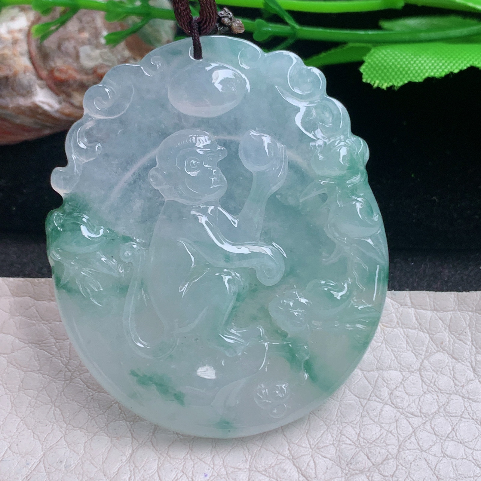 bg实拍51*43.5*5.5缅甸翡翠精雕冰飘花灵猴抱寿桃 生肖猴玉吊坠 玉挂件