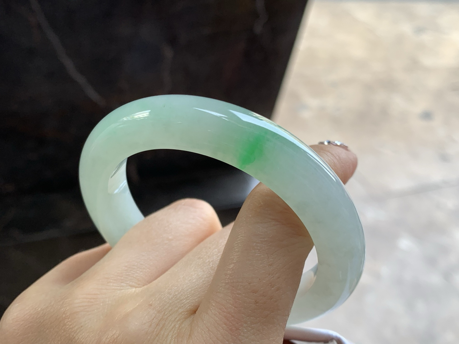 54-11.1-9.5

糯冰种带色手镯^_^有种有色～上手漂亮