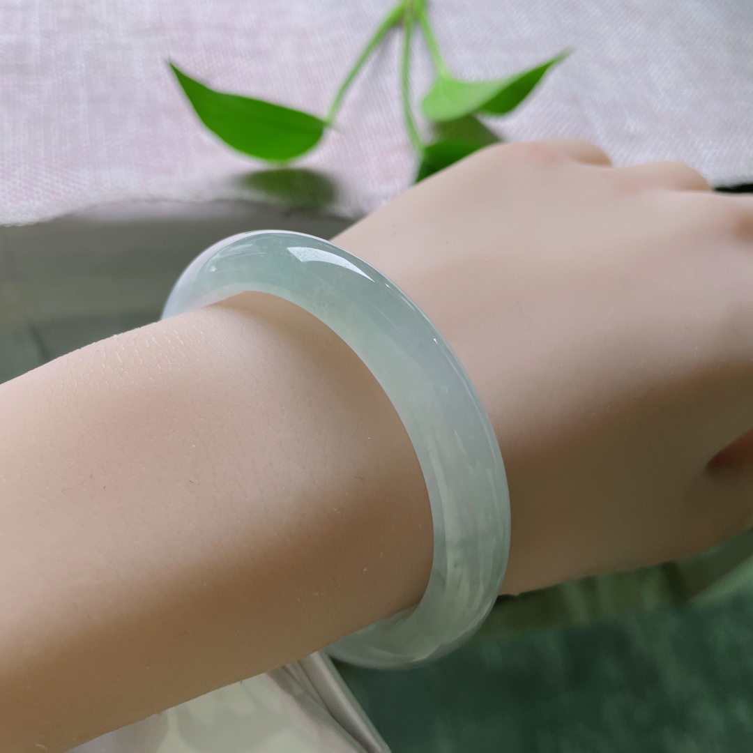 52.4/10/7.2，冰种晴底正圈，窄条，佩戴轻盈又优雅，种老，清透泛光，一点皮纹不显，ss50501a