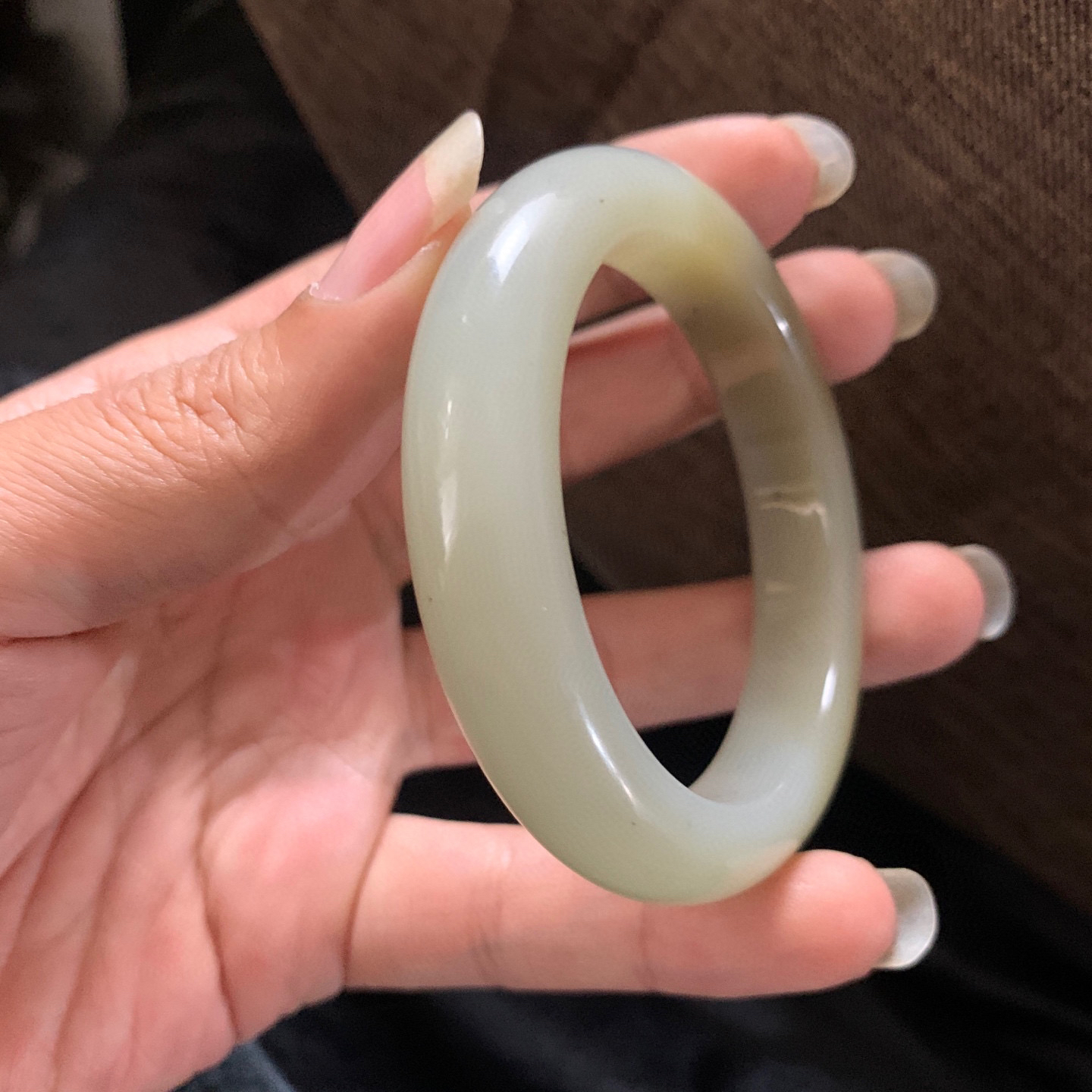 54.5圈口和田玉且末糖料宽版手镯，和田玉54.5圈口手镯，镯型古朴典雅。在诗情画意的雨巷相遇，你是我腕间的一抹风情，有你眸有深情.清风荡漾湖间静水，我愿俯身低眉，在烟波涟漪处寻