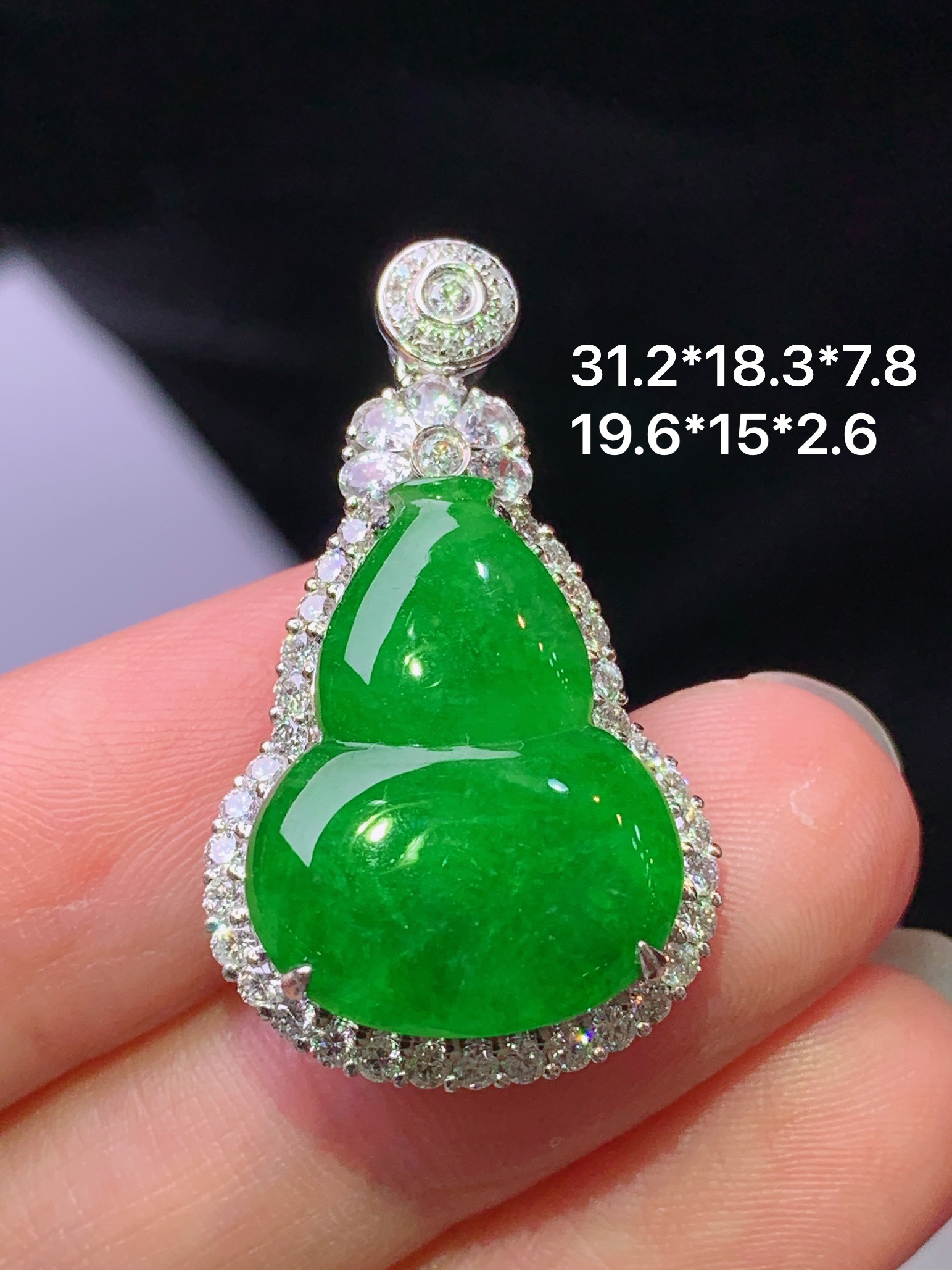 18k金钻镶嵌满绿葫芦吊坠 玉质细腻 色泽艳丽清新 水润亮眼 整体尺寸31.2*18.3*7.8s1