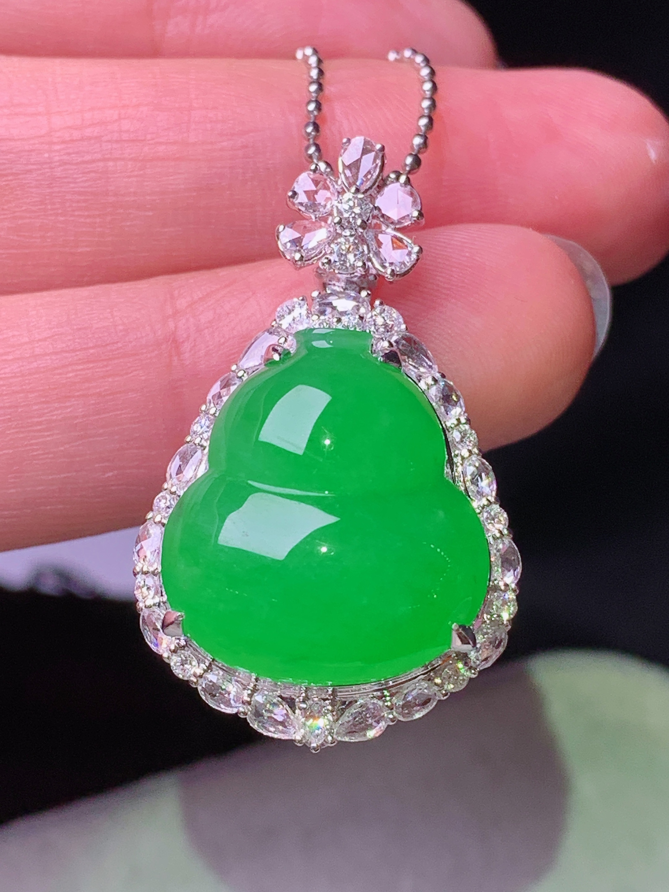 18k金钻镶嵌冰阳绿葫芦吊坠 玉质细腻 色泽艳丽清新 水润亮眼 整体尺寸32.6*20*13.8h2