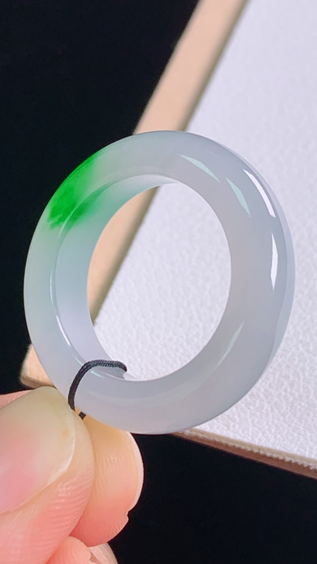 高品质，冰飘绿指环，种色兼备，花色灵动，水润细腻，无裂，尺寸:圈口15/17.4-5.7-4.3mm，编号20