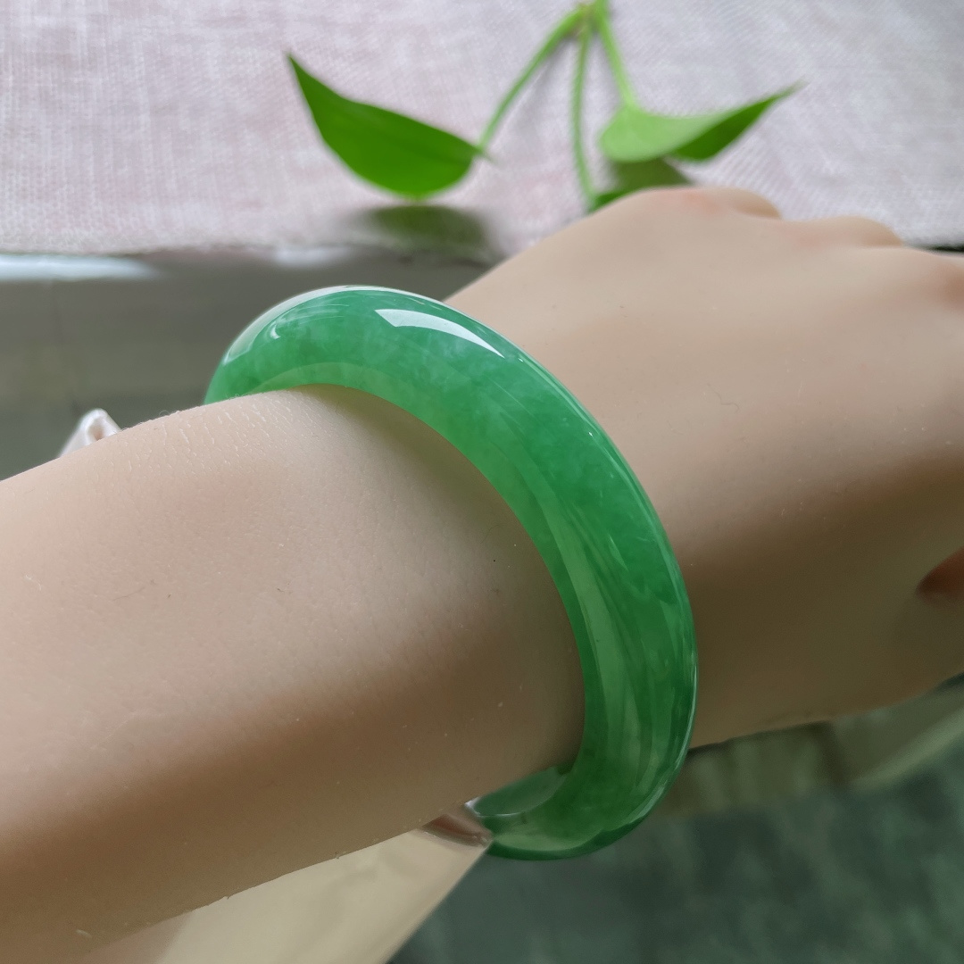 53.8/11.5/8.7绿底正圈，佩戴于腕间的东方哲学——内敛中见丰盈，流转中守圆满。皮纹，ss51702a