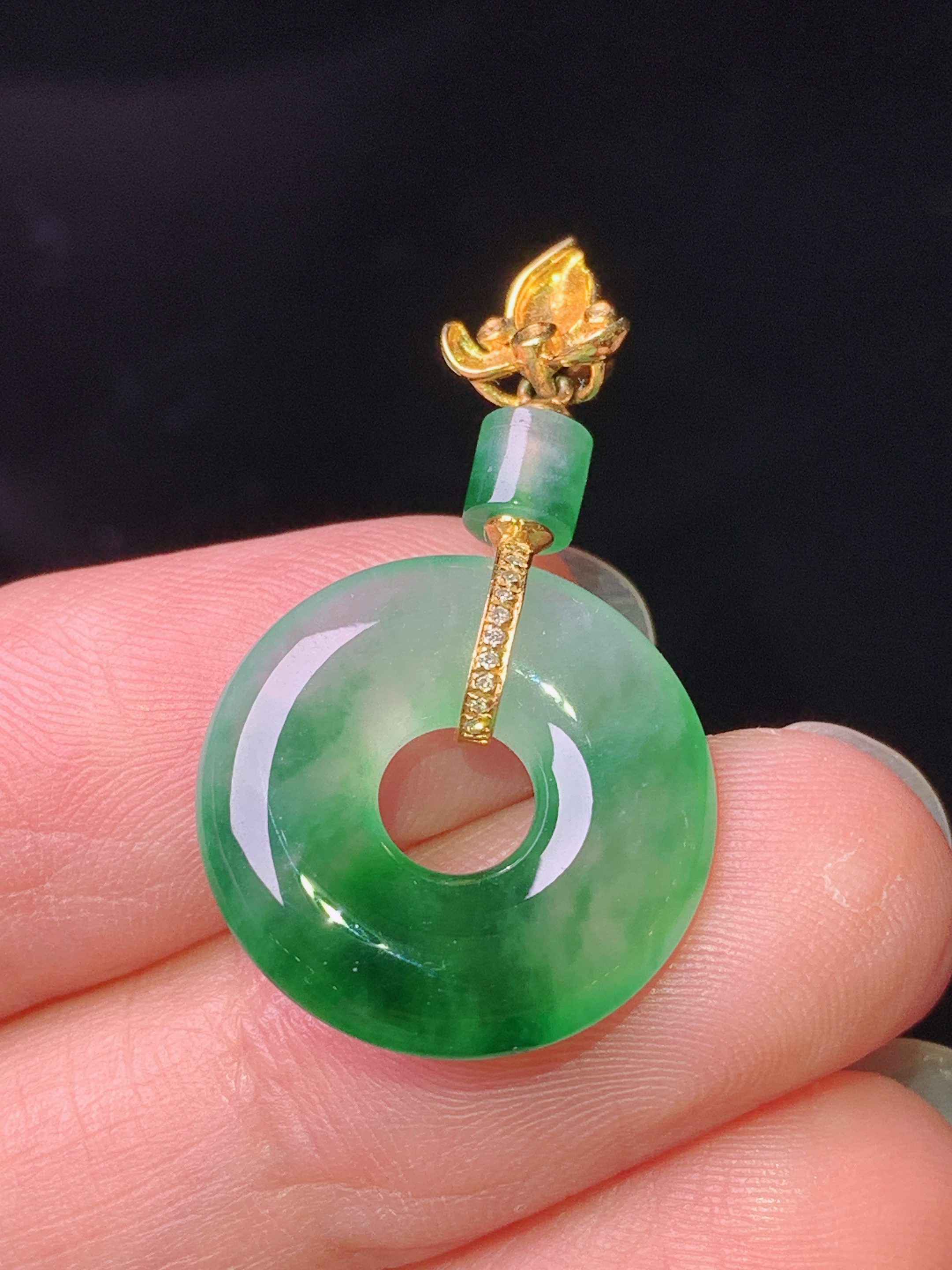 18k金镶嵌飘绿平安环吊坠 玉质细腻 色泽艳丽清新 水润亮眼 整体尺寸29*17*3.5m1