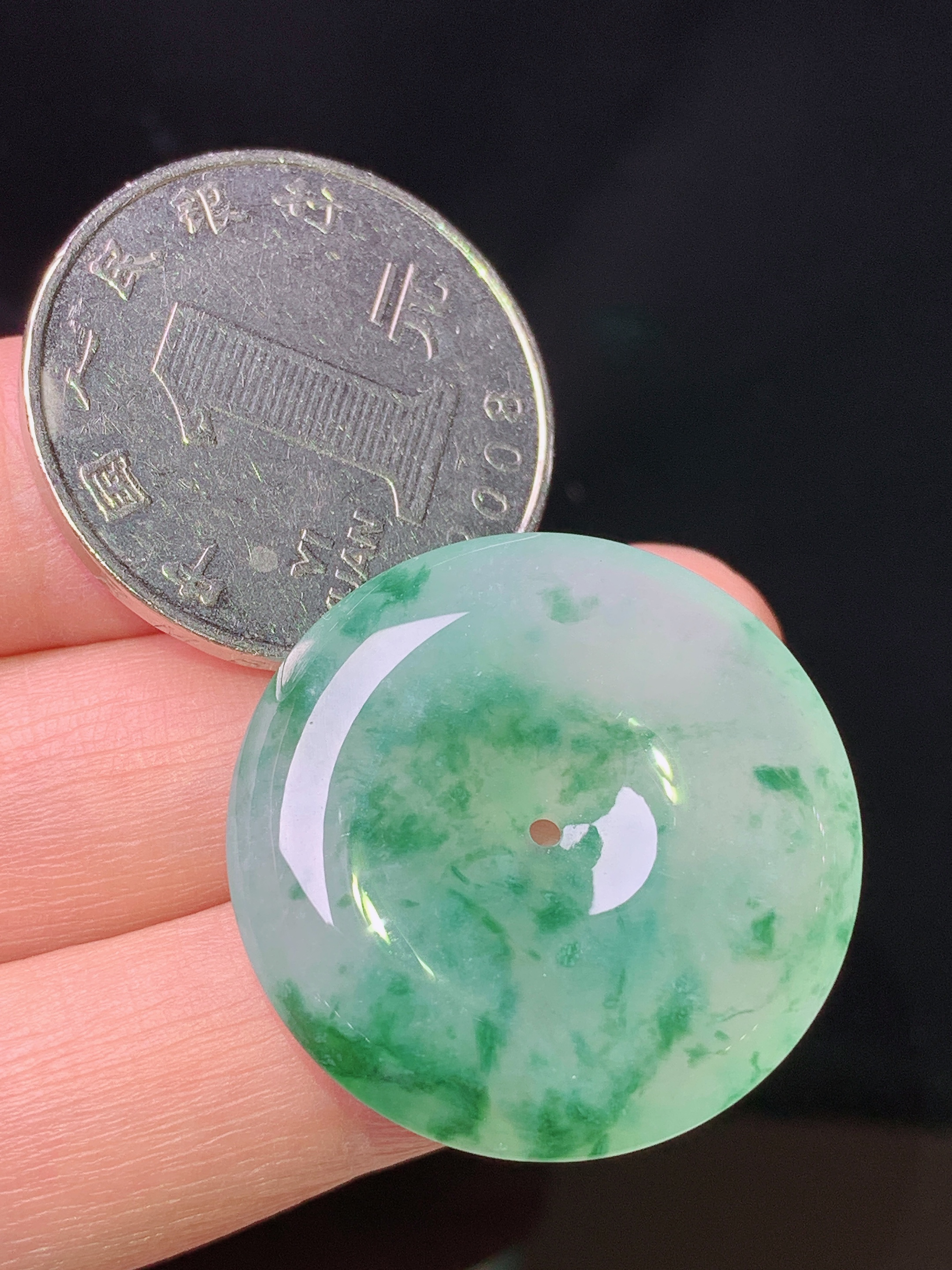 冰飘绿吊坠 玉质细腻 色泽艳丽清新 水润亮眼 整体尺寸27.6*6x1