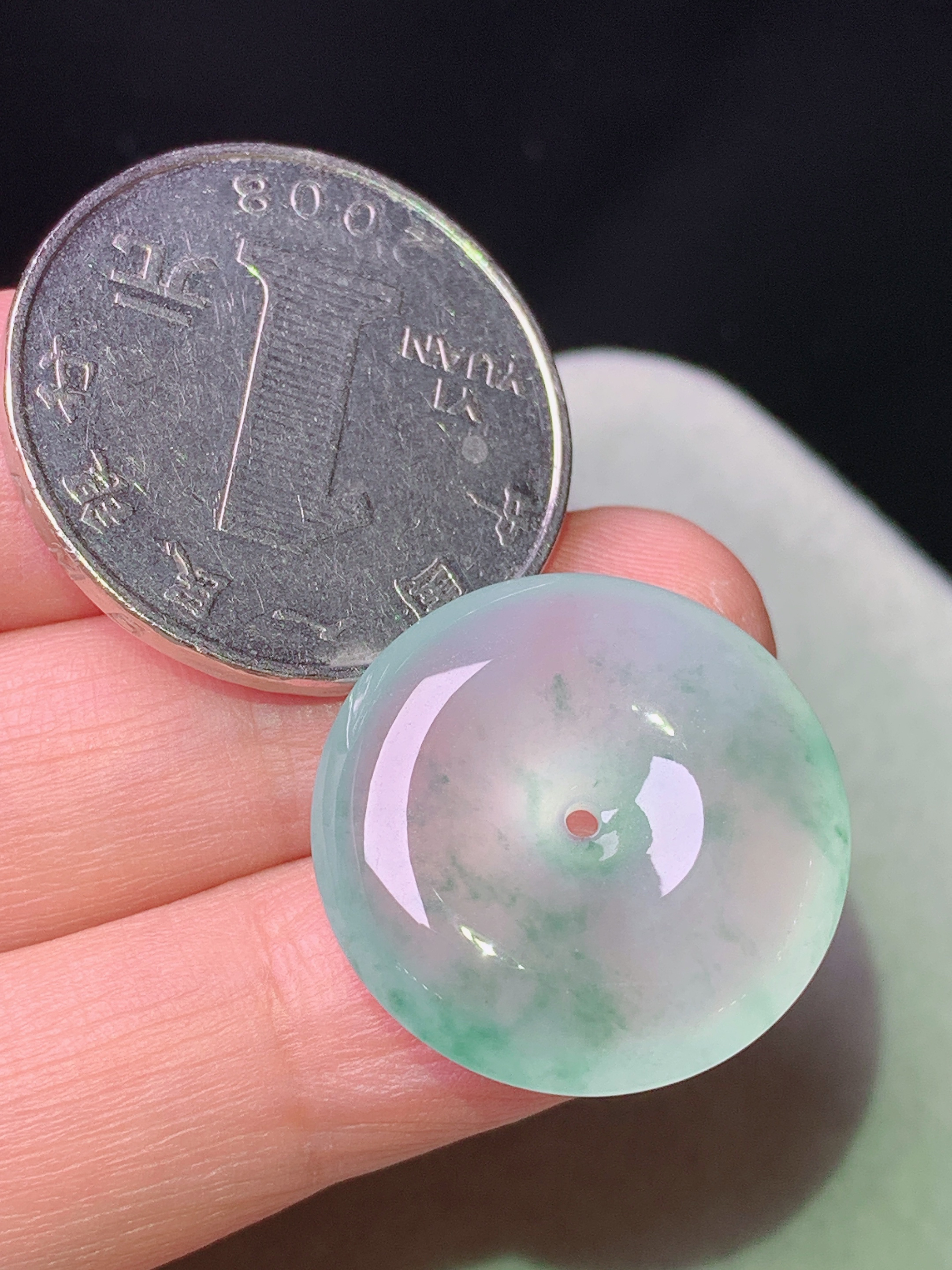 冰飘绿花平安扣吊坠 玉质细腻 色泽艳丽清新 水润亮眼 整体尺寸21.6*5.6x1