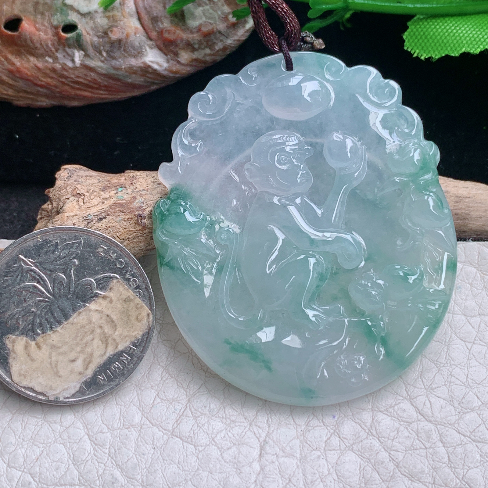 bg实拍51*43.5*5.5缅甸翡翠精雕冰飘花灵猴抱寿桃 生肖猴玉吊坠 玉挂件