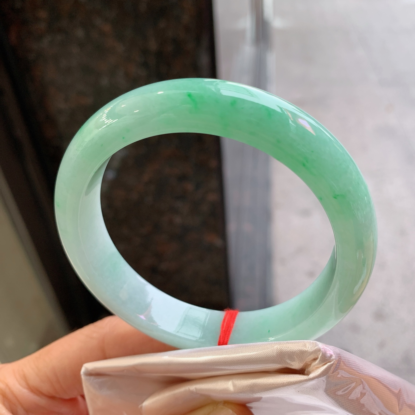 正圈飘绿，无裂，尺寸：59.5/12.6/8.6，大圈口