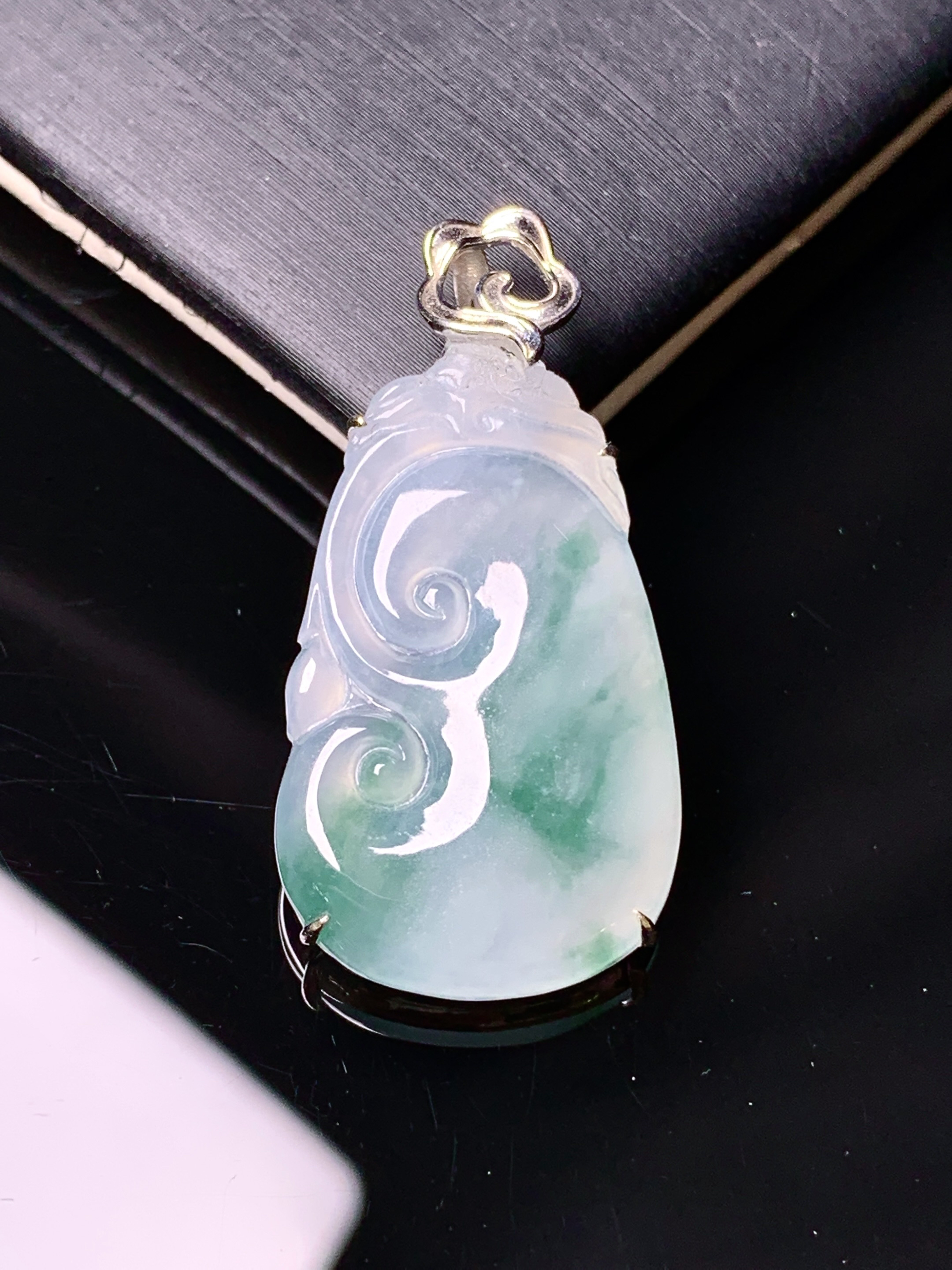 18k金镶嵌冰种飘绿如意吊坠 玉质细腻 色泽艳丽清新 水润亮眼 整体尺寸34*16.7*4.2h3