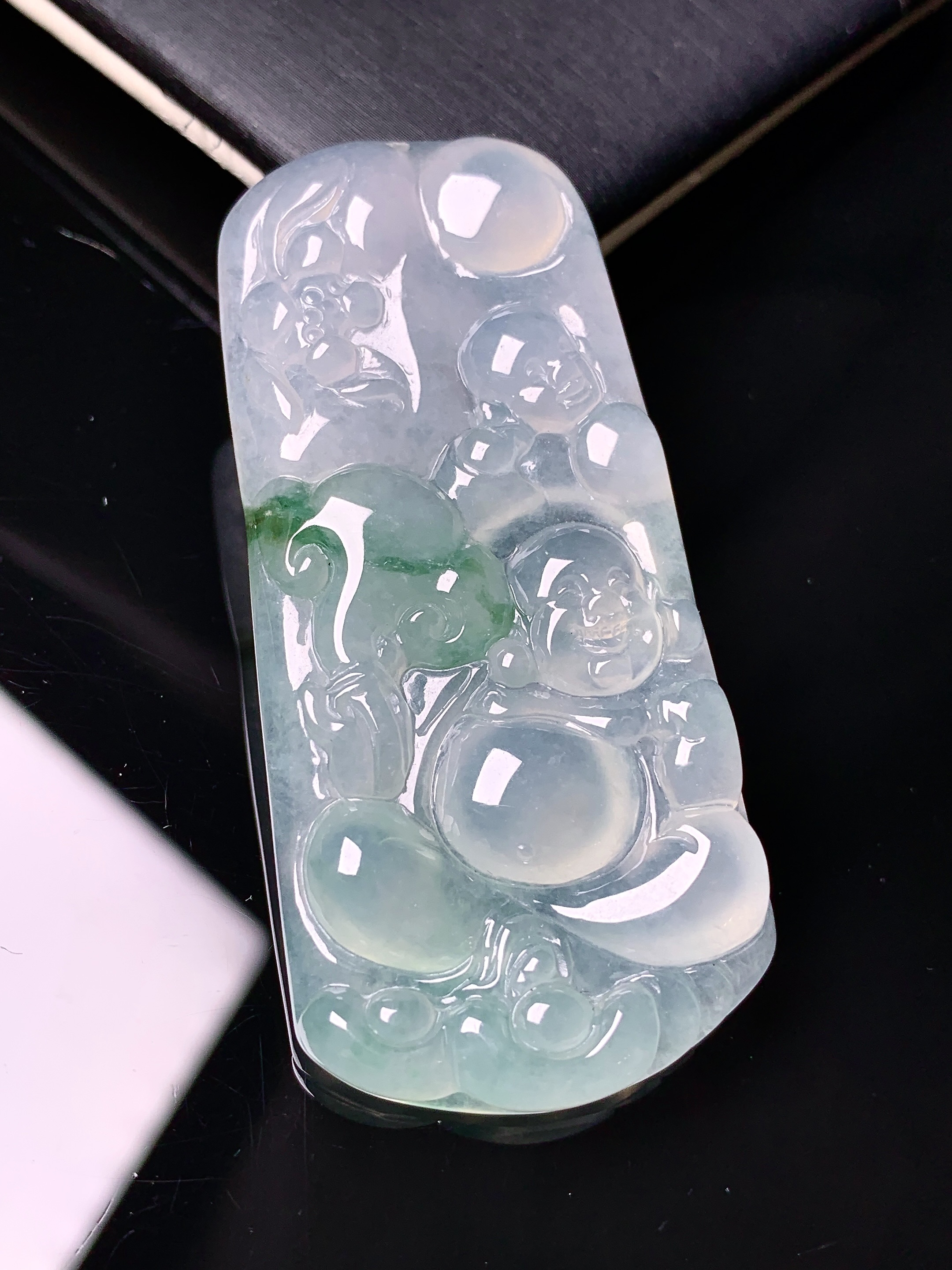 飘绿多仔多福佛公牌吊坠 玉质细腻 色泽艳丽清新 水润亮眼 整体尺寸55*25.8*5.3x1