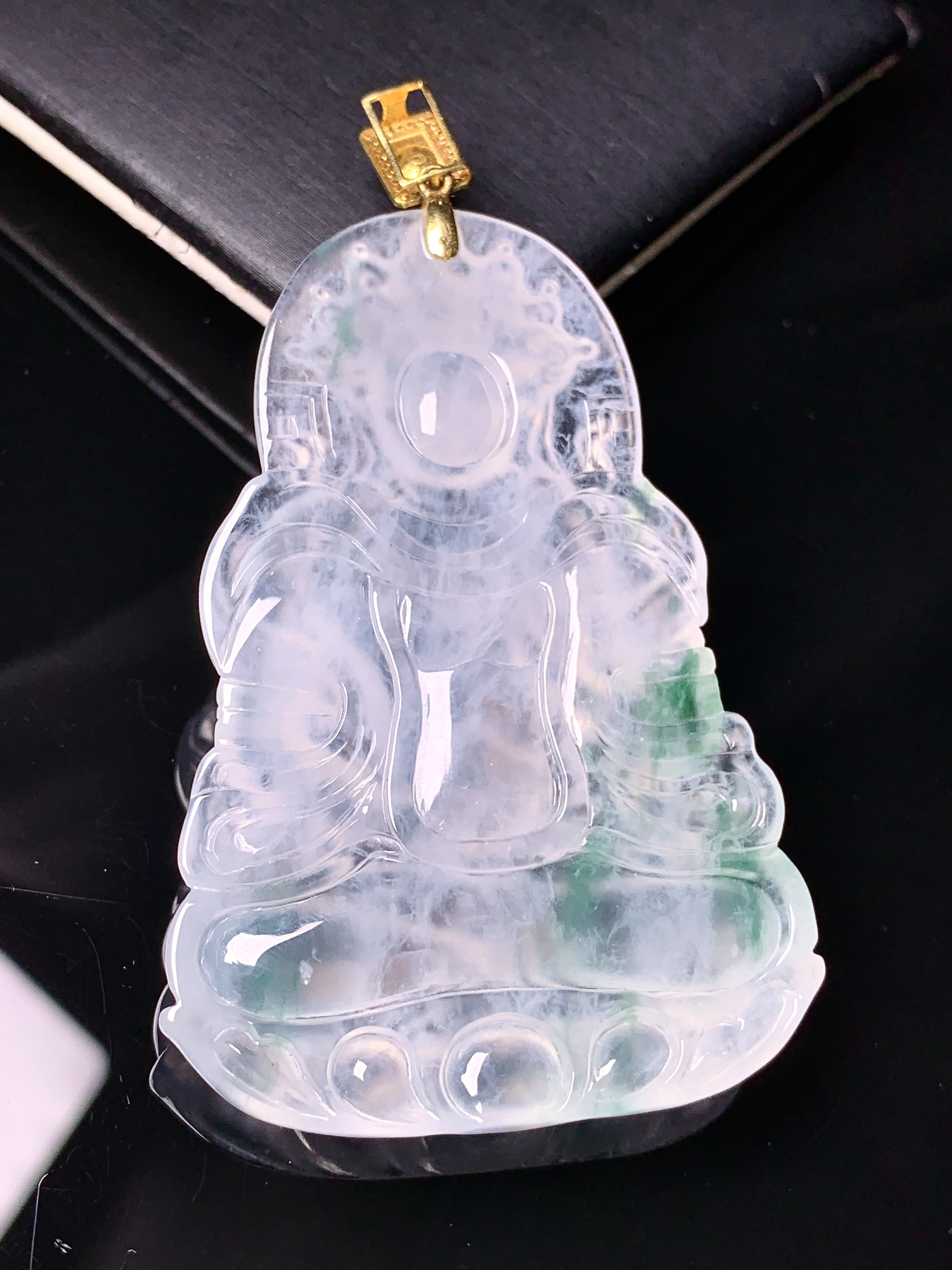 18k金钻镶嵌冰种飘绿观音吊坠 玉质细腻 色泽艳丽清新 水润亮眼 整体尺寸65*38*5.5h3