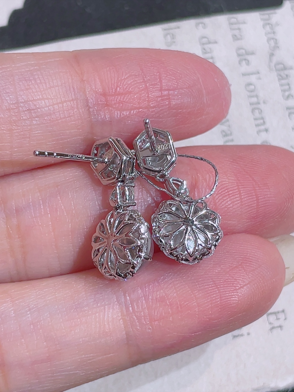 ️高冰玻璃种耳坠，无裂，18k金镶嵌，种水，重金镶嵌，南非钻镶，厚装饱满，荧光四射，刚性十足，高端大气，时尚百搭，性比高20.0/8.9/6.6，裸石6.8/6.8