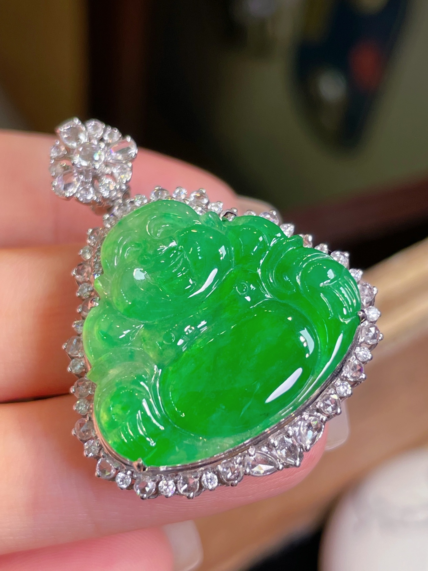 ️翡翠A货 佛公吊坠，阳绿满色，料子冰润细腻，种老起光，18k金镶真钻，上身佩戴效果很好，尺寸：38.2/29.5/11.3，编号22