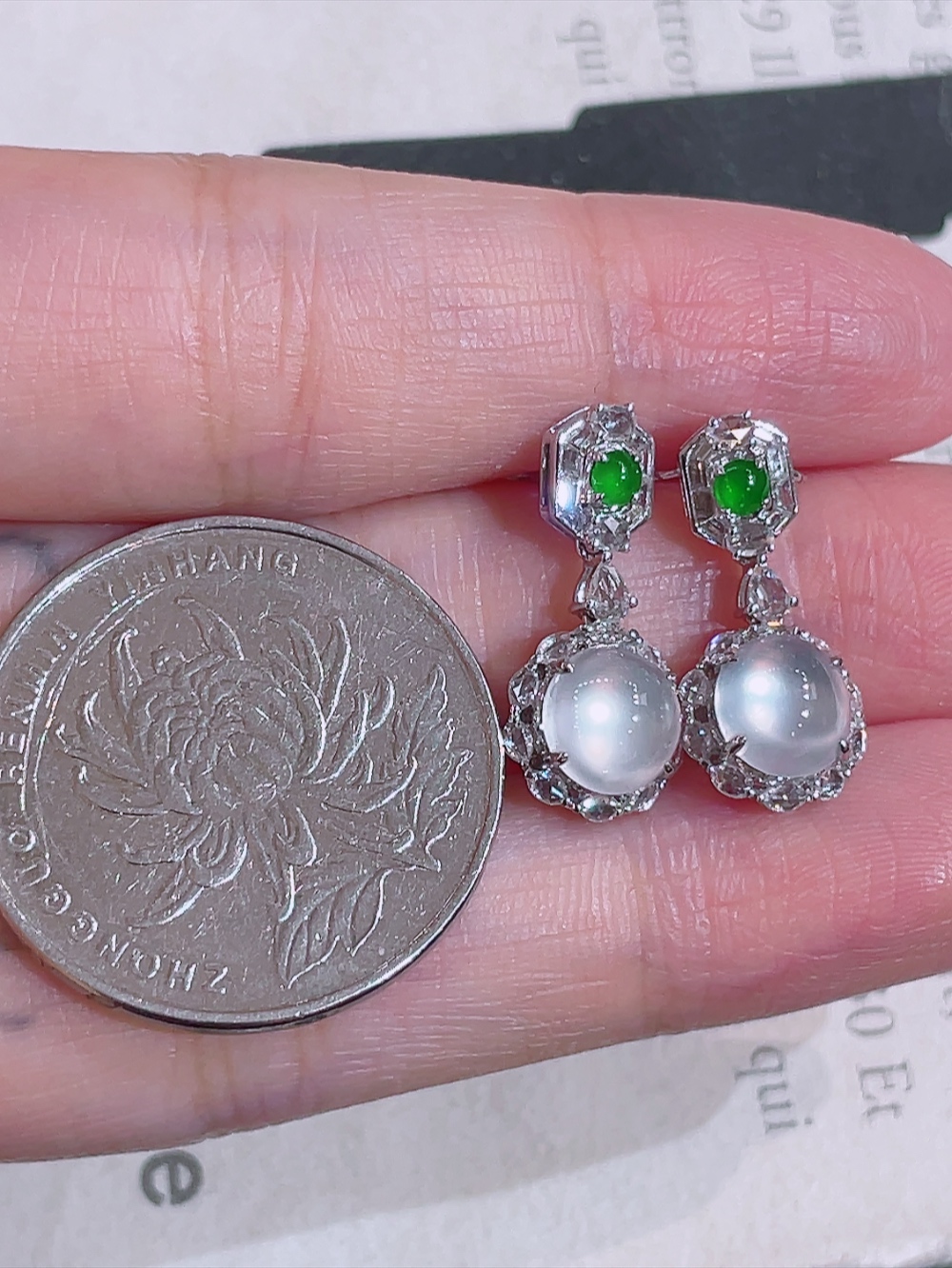 ️高冰玻璃种耳坠，无裂，18k金镶嵌，种水，重金镶嵌，南非钻镶，厚装饱满，荧光四射，刚性十足，高端大气，时尚百搭，性比高20.0/8.9/6.6，裸石6.8/6.8