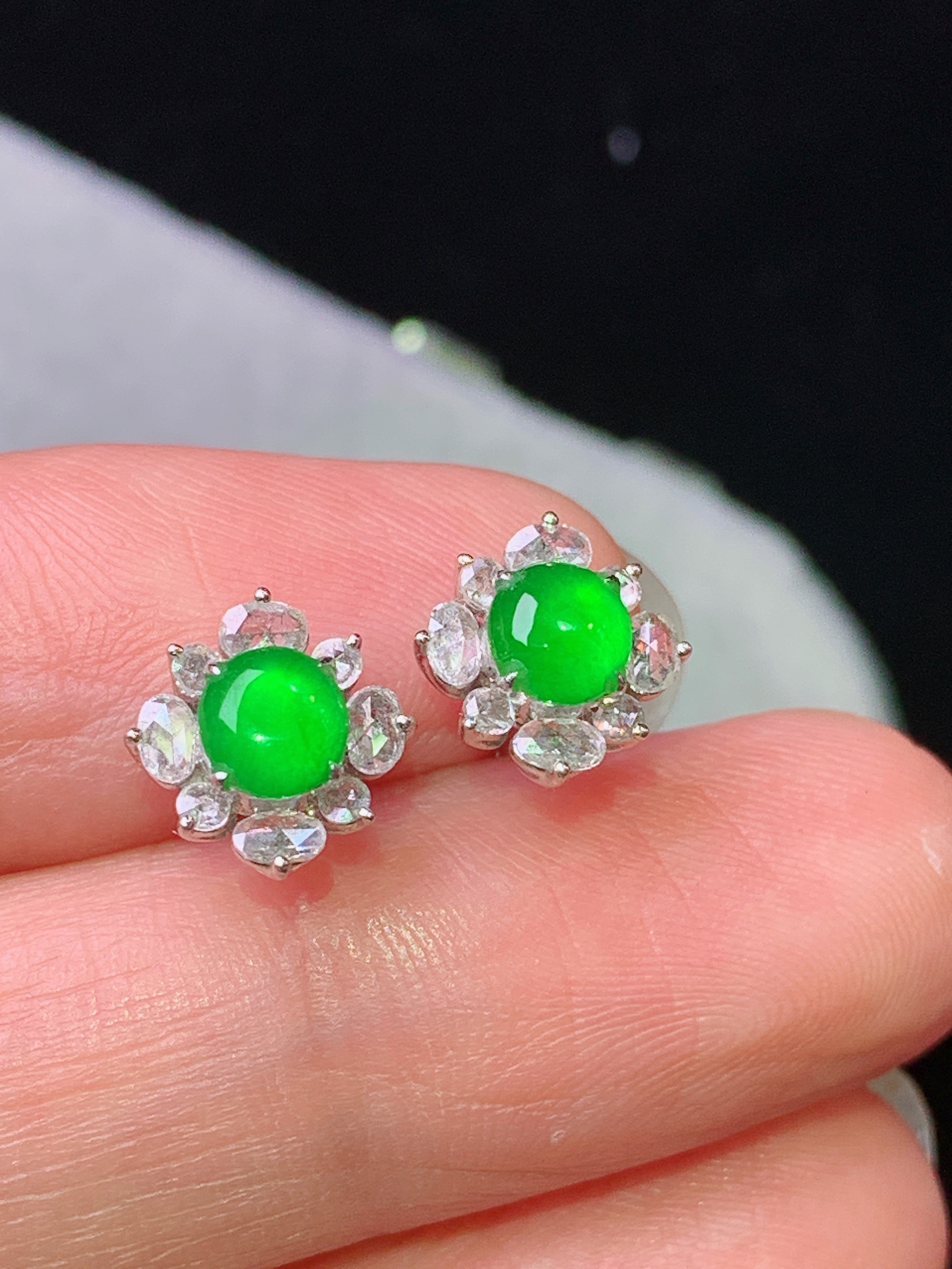 18k金钻镶嵌满绿蛋面耳钉 玉质细腻 色泽艳丽清新 水润亮眼 整体尺寸9*8.5*8p1