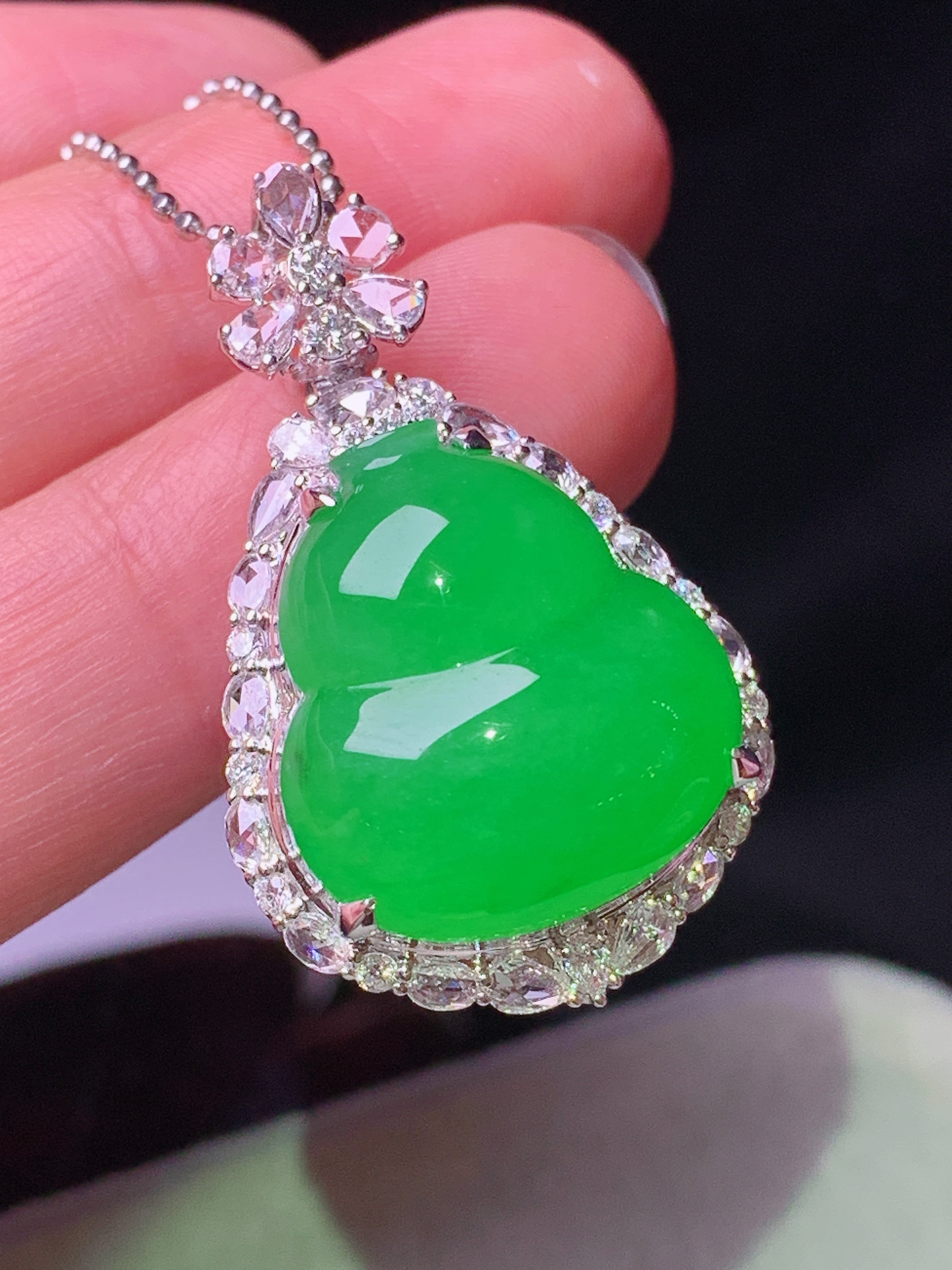 18k金钻镶嵌冰阳绿葫芦吊坠 玉质细腻 色泽艳丽清新 水润亮眼 整体尺寸32.6*20*13.8h2