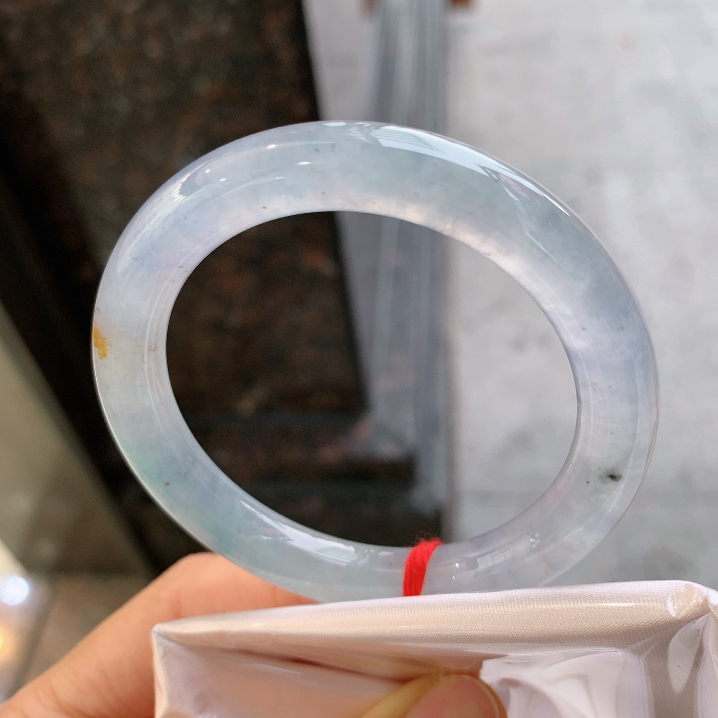 圆条冰种带黄翡，无裂，尺寸：52.3/9.2/9