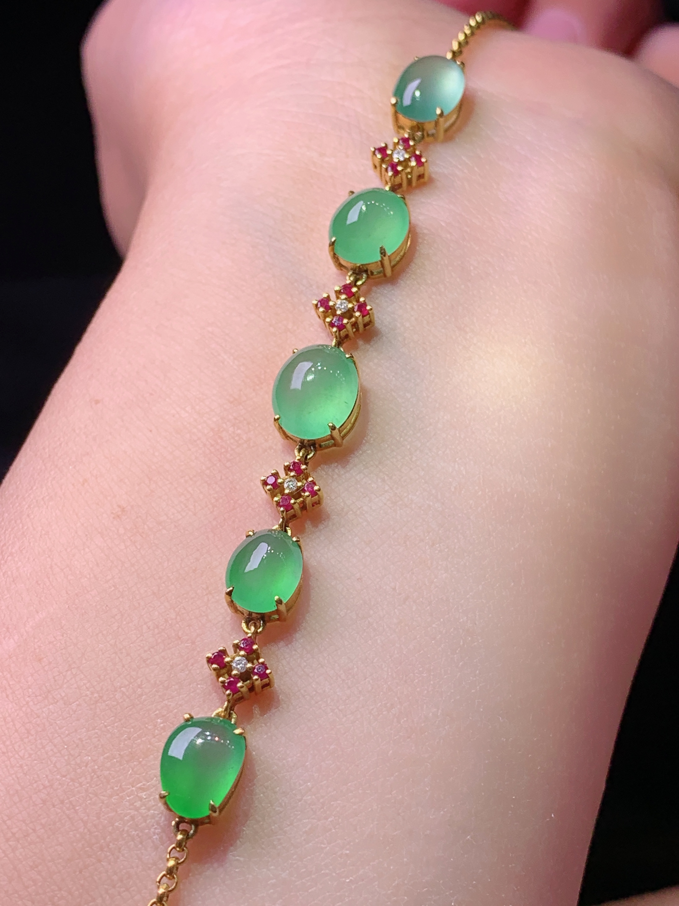 18k金钻镶嵌冰晴绿蛋面手链 玉质细腻 色泽艳丽清新 水润亮眼 整体尺寸170*4*5.6j3