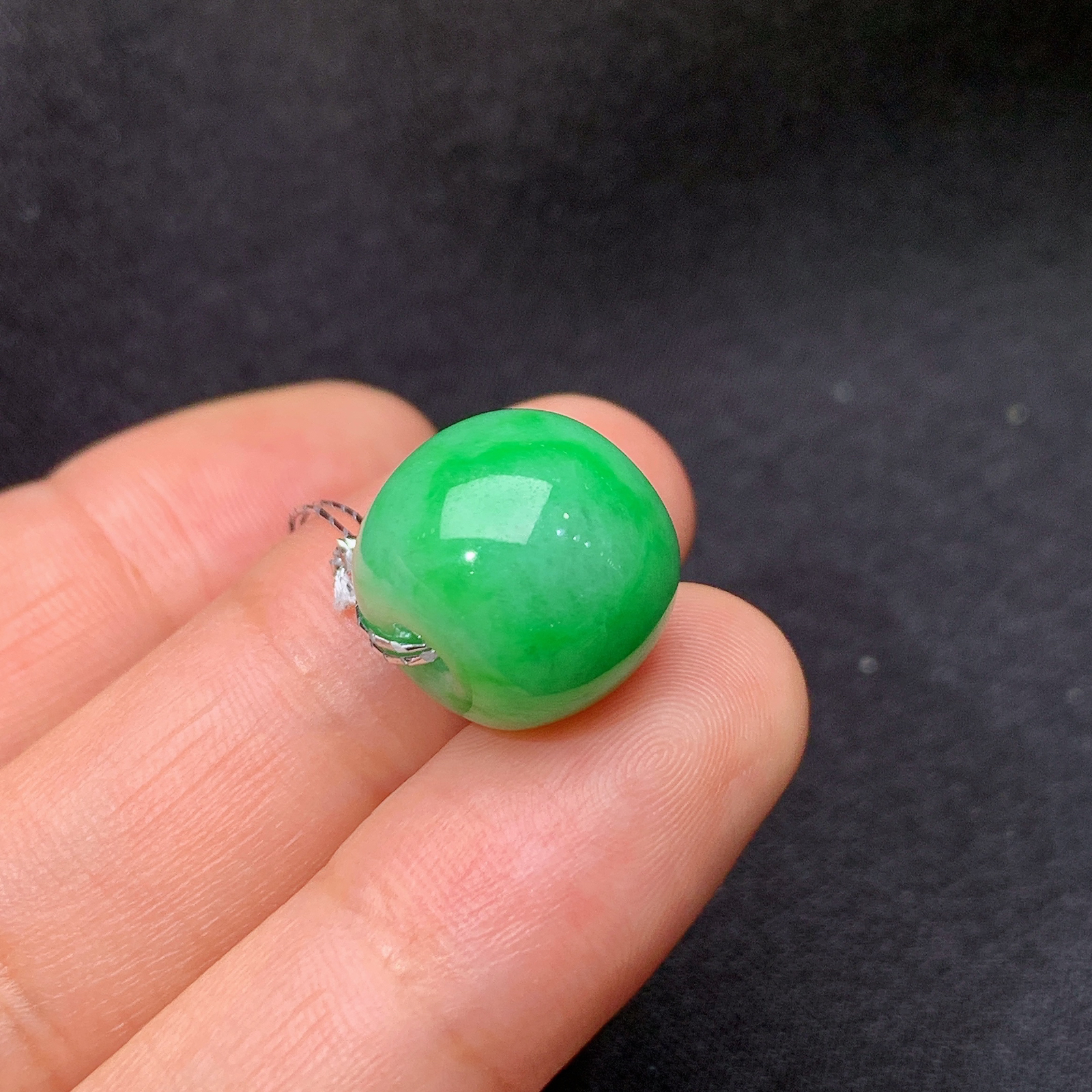 翠绿路路通 品相好 料子细腻 尺寸12*13.3