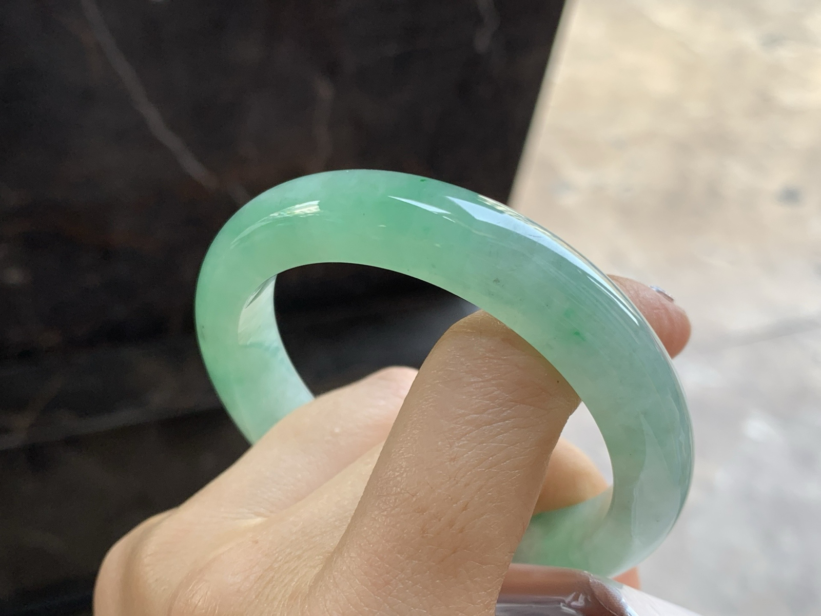 54-11.7-8.6

糯冰种带色手镯^_^有种有色～上手漂亮