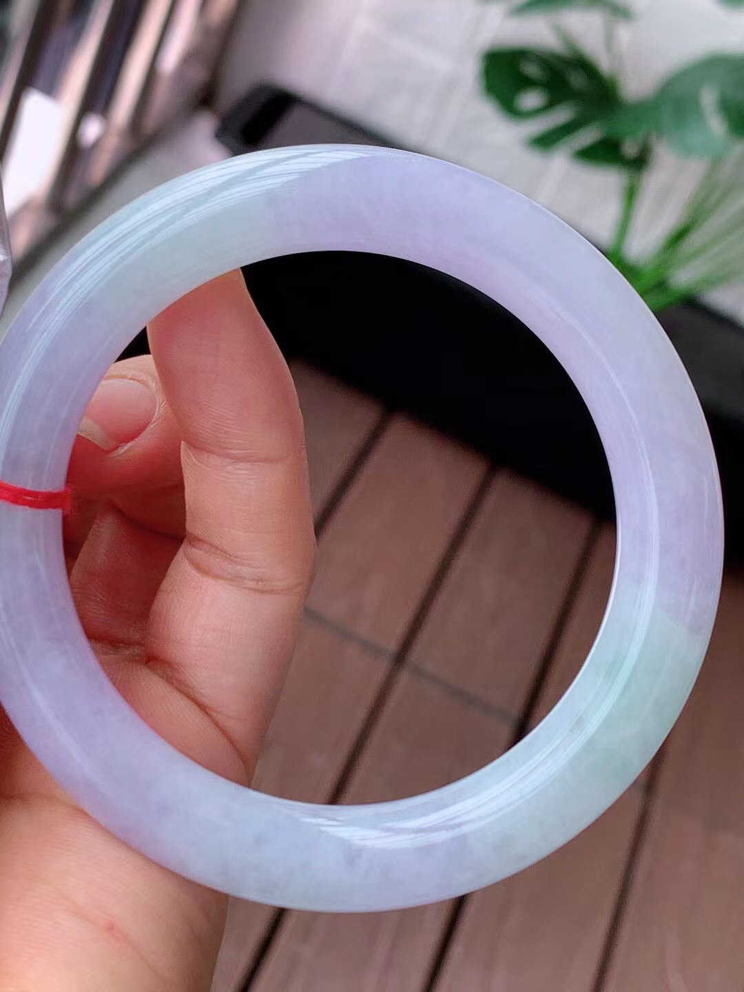 【翡翠名称】老种冰春带彩55圈口圆条手镯
【翡翠尺寸】55/10/9.8mm适合55-57正圈口佩戴
【翡翠描述】宝贝种老水足，玉质细腻，色泽靓丽，性价比高，佩戴效果好！
【其它赠送】权威证书/精美挂绳盒子/支持全国复检