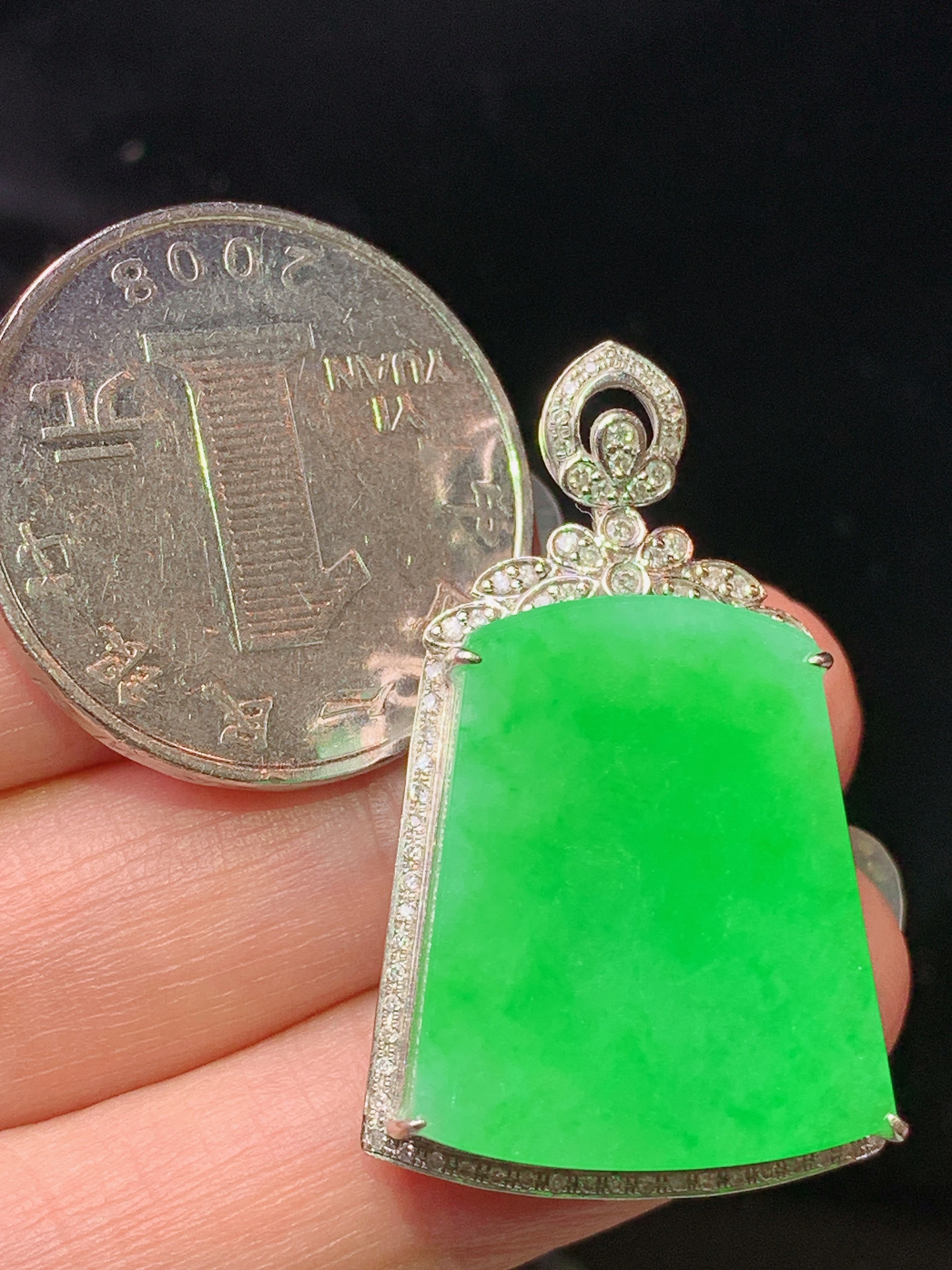 18k金钻镶嵌阳绿无事牌吊坠 玉质细腻 色泽艳丽清新 水润亮眼 整体尺寸35*21.3*8.6L2