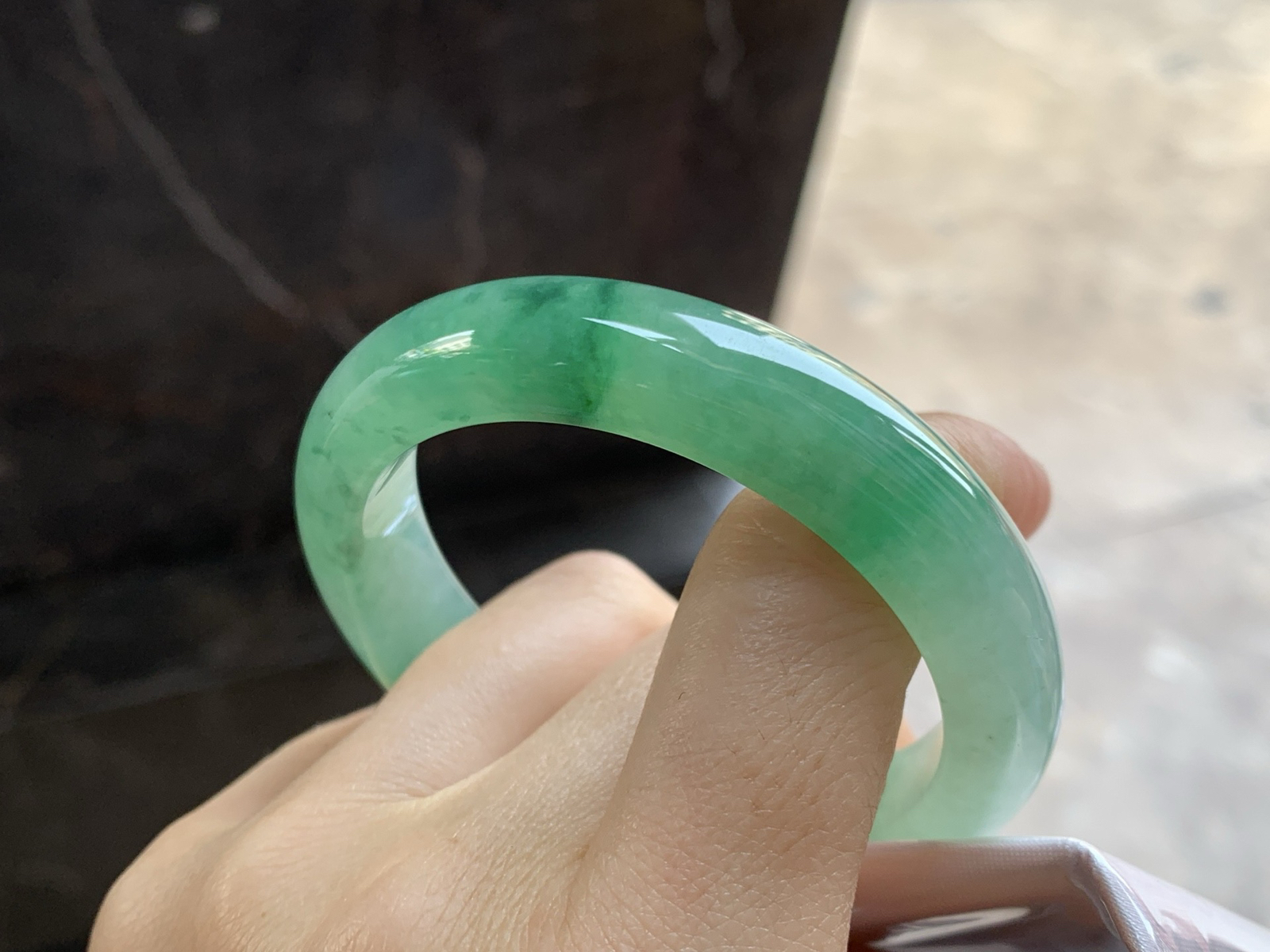 51-11.8-8.3

糯冰种带色手镯^_^有种有色～上手漂亮