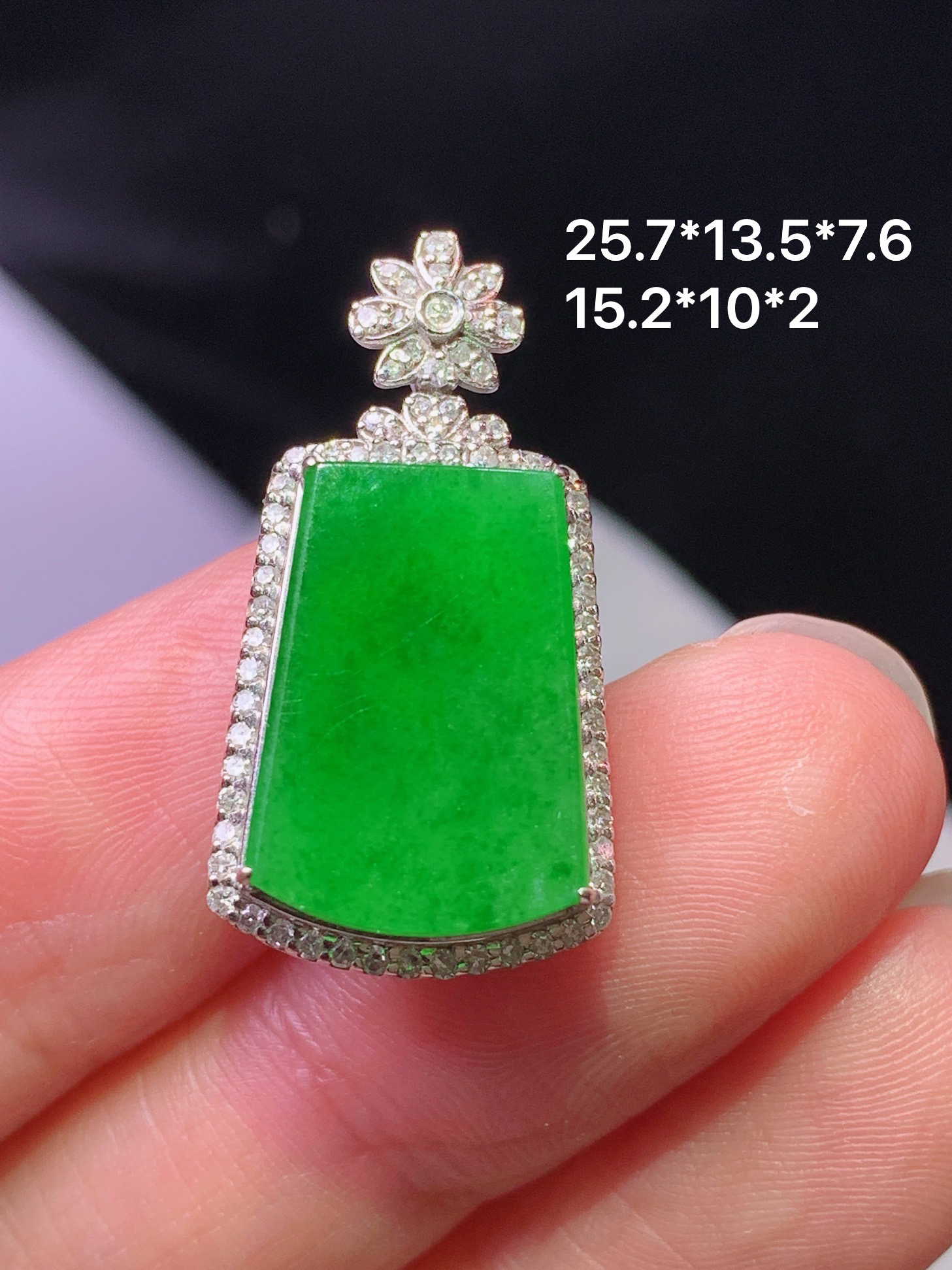 18k金钻镶嵌满绿无事牌吊坠 玉质细腻 色泽艳丽清新 水润亮眼 整体尺寸25.7*13.5*7.6g2