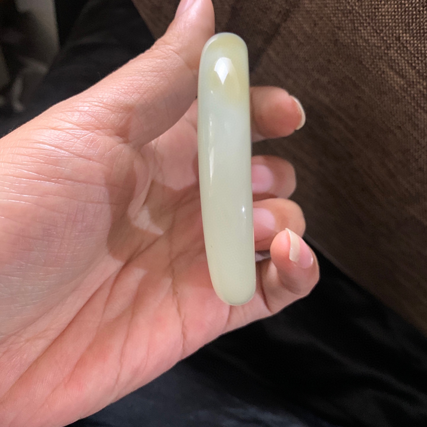 57圈口和田玉且末糖料宽版手镯，和田玉57圈口手镯，镯型古朴典雅。在诗情画意的雨巷相遇，你是我腕间的一抹风情，有你眸有深情.清风荡漾湖间静水，我愿俯身低眉，在烟波涟漪处寻