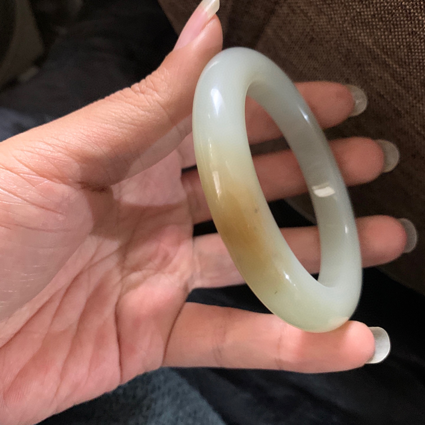 59圈口和田玉且末糖料宽版手镯，和田玉59圈口手镯，镯型古朴典雅。在诗情画意的雨巷相遇，你是我腕间的一抹风情，有你眸有深情.清风荡漾湖间静水，我愿俯身低眉，在烟波涟漪处寻