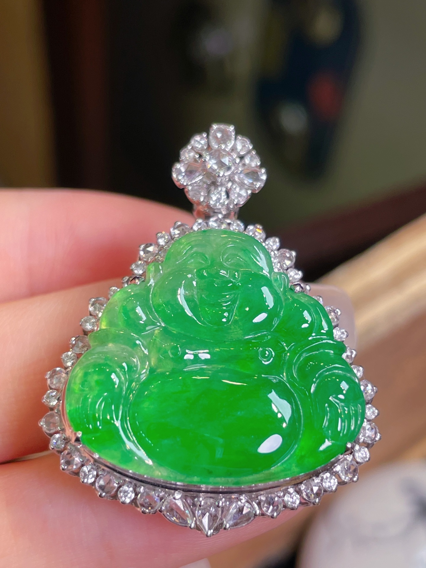 ️翡翠A货 佛公吊坠，阳绿满色，料子冰润细腻，种老起光，18k金镶真钻，上身佩戴效果很好，尺寸：3