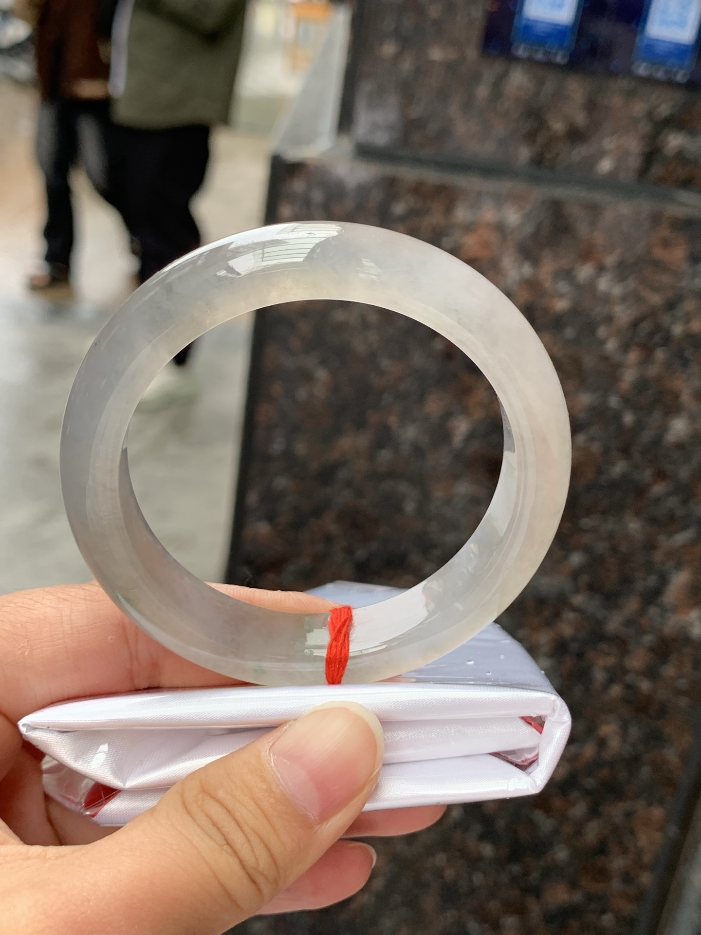 冰茶色正圈，53.1-12-8.5，0424-N530，底妆冰润，珠光宝气的冰咖啡，有种复古难得一见的清冷感，无裂