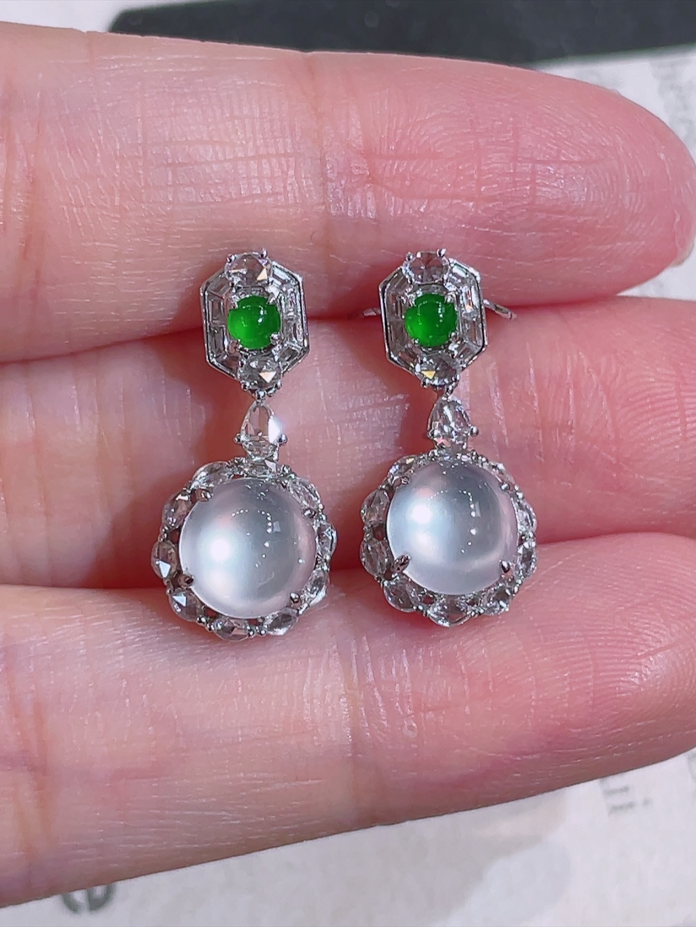 ️高冰玻璃种耳坠，无裂，18k金镶嵌，种水，重金镶嵌，南非钻镶，厚装饱满，荧光四射，刚性十足，高端大气，时尚百搭，性比高20.0/8.9/6.6，裸石6.8/6.8