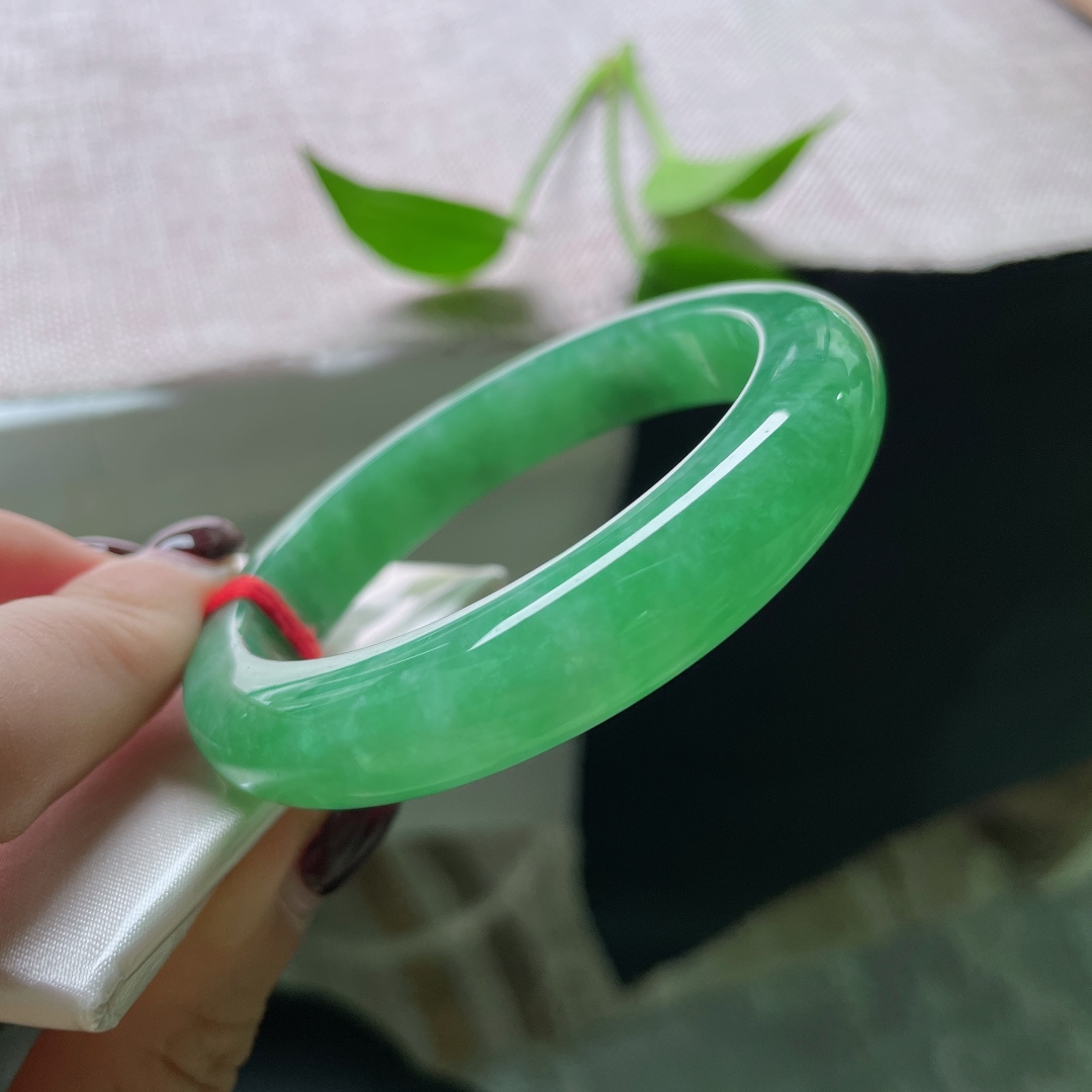 53.8/11.5/8.7绿底正圈，佩戴于腕间的东方哲学——内敛中见丰盈，流转中守圆满。皮纹，ss51702a