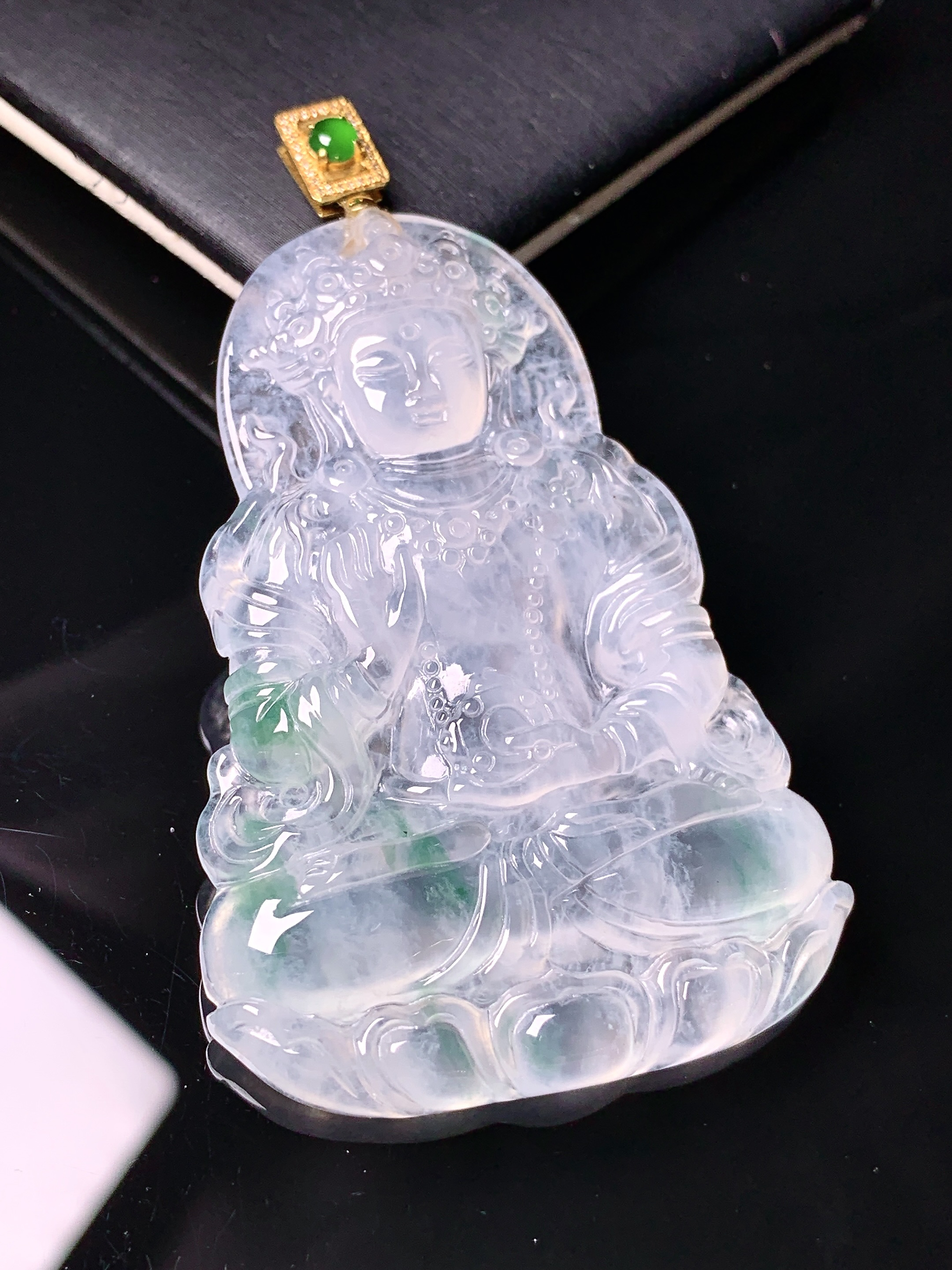 18k金钻镶嵌冰种飘绿观音吊坠 玉质细腻 色泽艳丽清新 水润亮眼 整体尺寸65*38*5.5h3