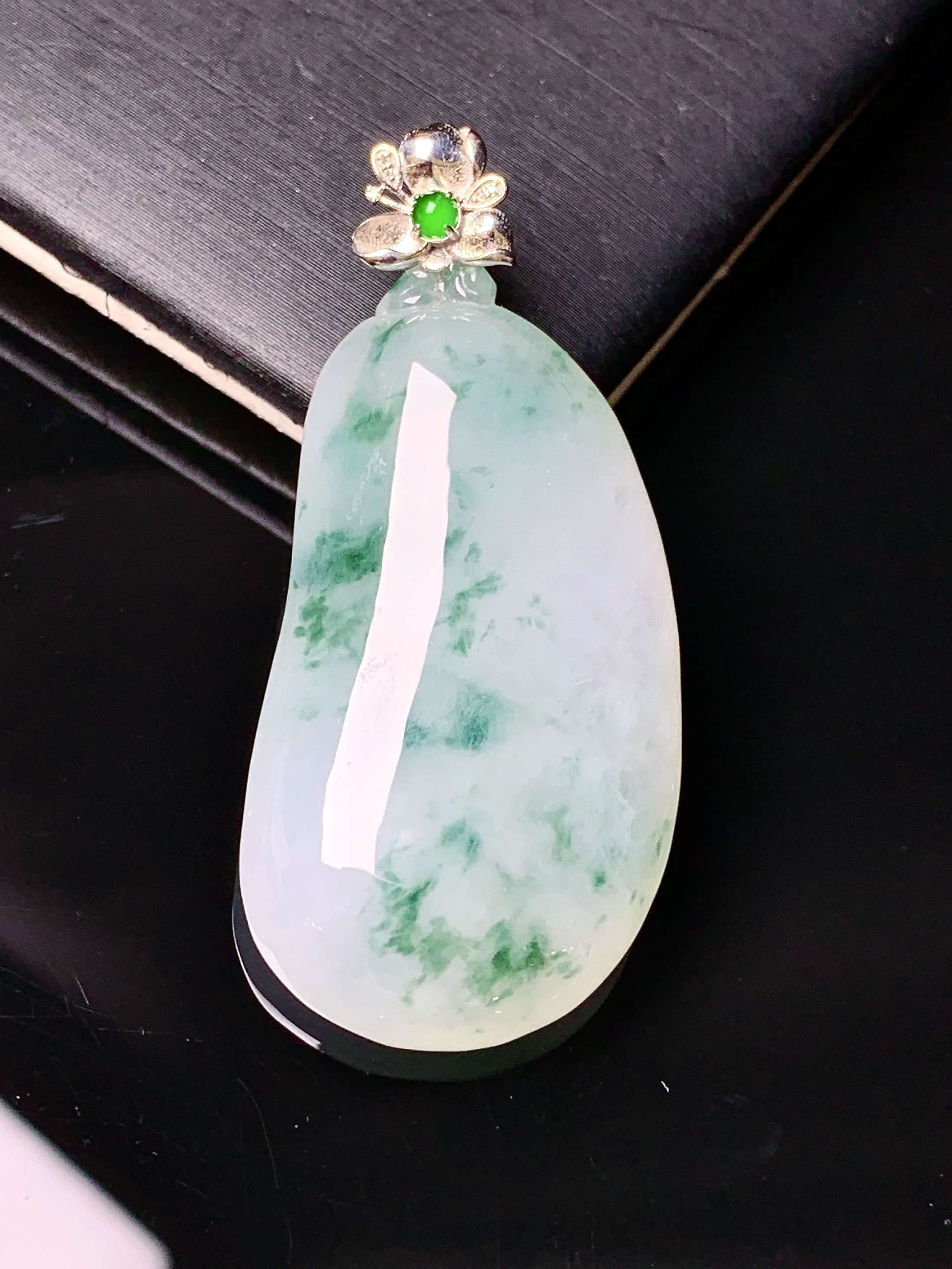 18k金镶嵌冰飘绿花福瓜吊坠 玉质细腻 色泽艳丽清新 水润亮眼 整体尺寸43*19.6*7.5e1
