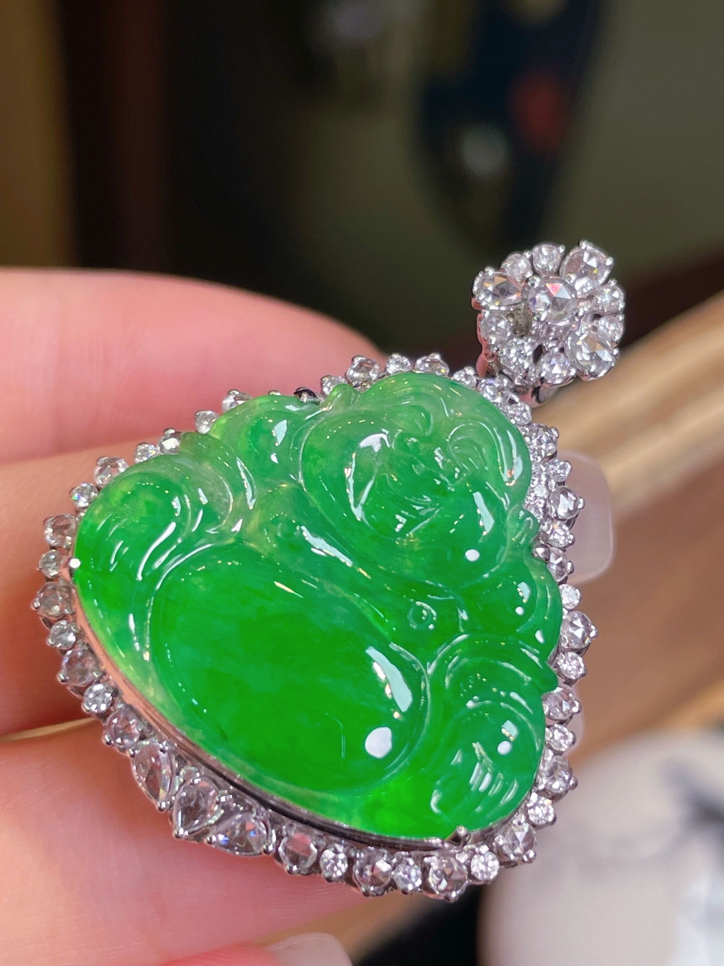 ️翡翠A货 佛公吊坠，阳绿满色，料子冰润细腻，种老起光，18k金镶真钻，上身佩戴效果很好，尺寸：38.2/29.5/11.3，编号22